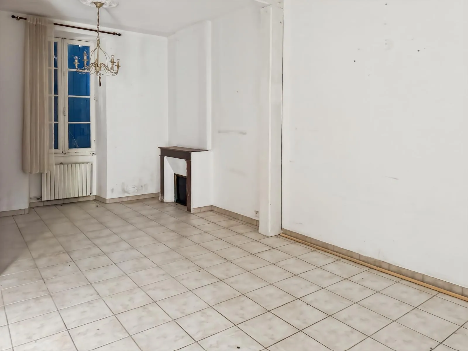 Spacieuse maison de caractère à Bourg-du-Bost avec grand potentiel de rénovation 