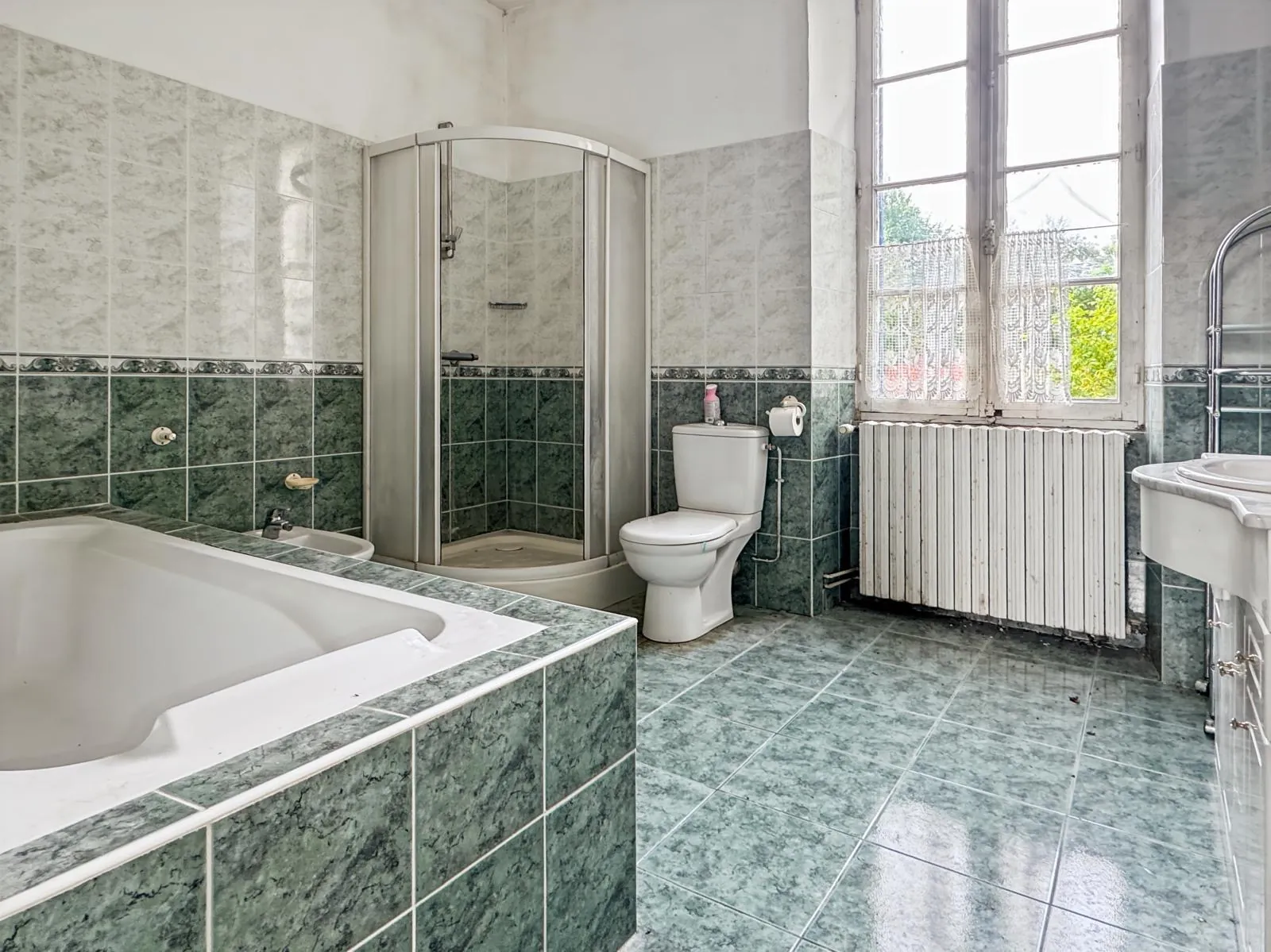 Spacieuse maison de caractère à Bourg-du-Bost avec grand potentiel de rénovation 