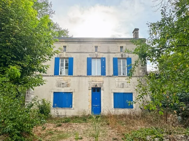 Spacieuse maison de caractère à Bourg-du-Bost avec grand potentiel de rénovation