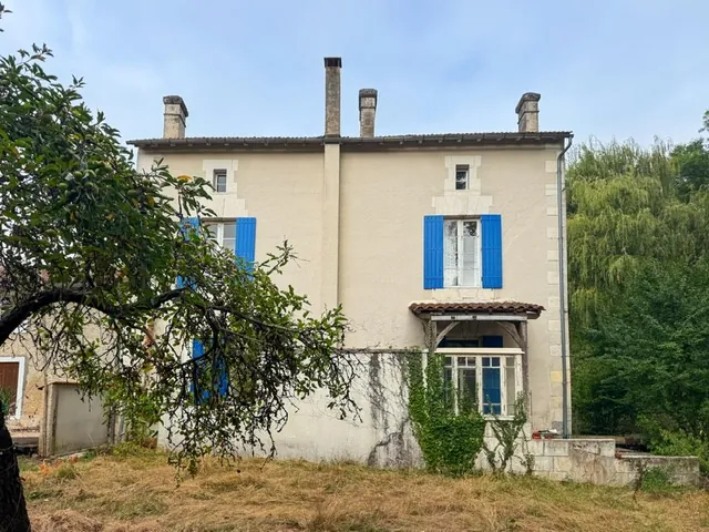 Spacieuse maison de caractère à Bourg-du-Bost avec grand potentiel de rénovation 