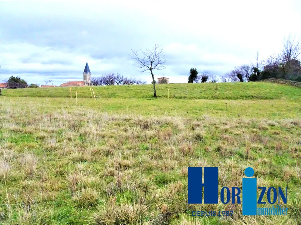 Terrain constructible de 472 m² à Lézigneux, secteur recherché