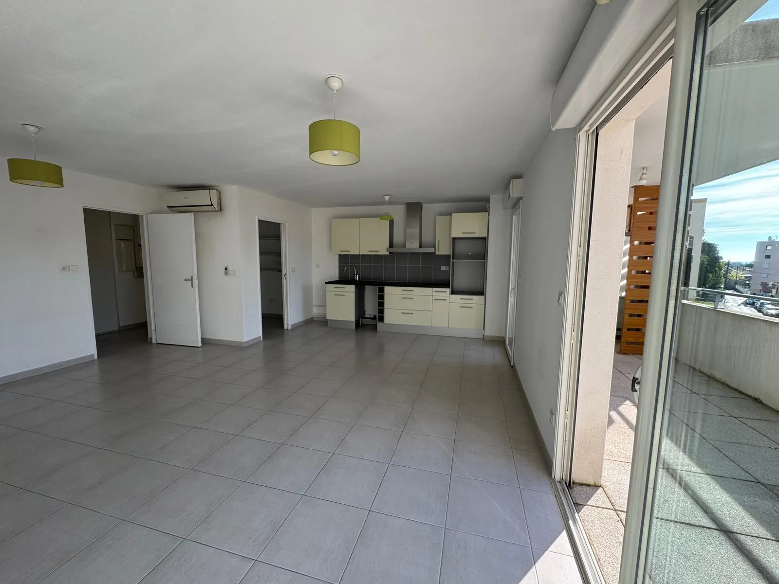 Nîmes Croix de Fer Appartement 92 m² avec Terrasse et Parking, Confort et Sécurité 