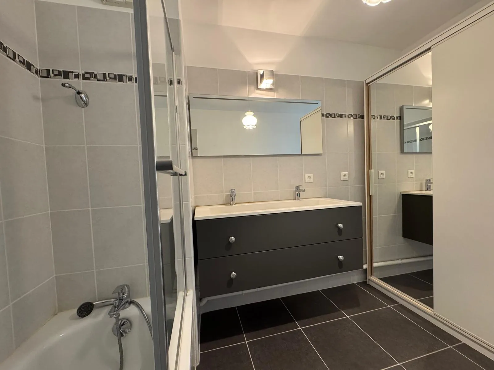 Nîmes Croix de Fer Appartement 92 m² avec Terrasse et Parking, Confort et Sécurité 