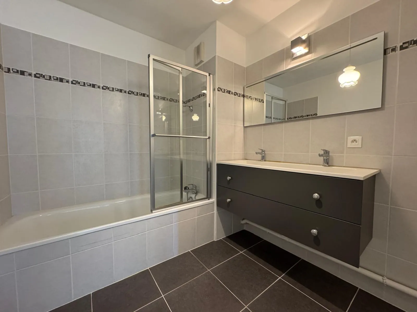 Nîmes Croix de Fer Appartement 92 m² avec Terrasse et Parking, Confort et Sécurité 