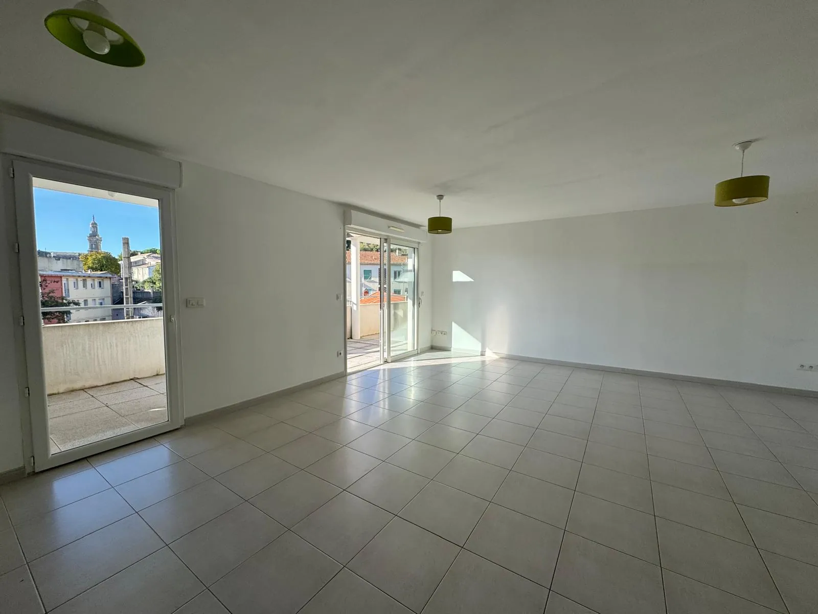 Nîmes Croix de Fer Appartement 92 m² avec Terrasse et Parking, Confort et Sécurité 