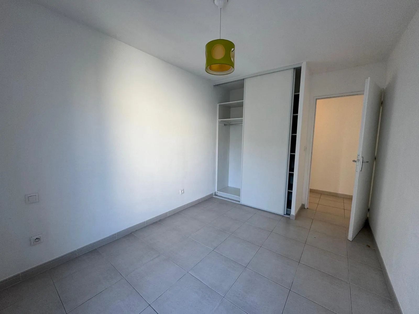 Nîmes Croix de Fer Appartement 92 m² avec Terrasse et Parking, Confort et Sécurité 
