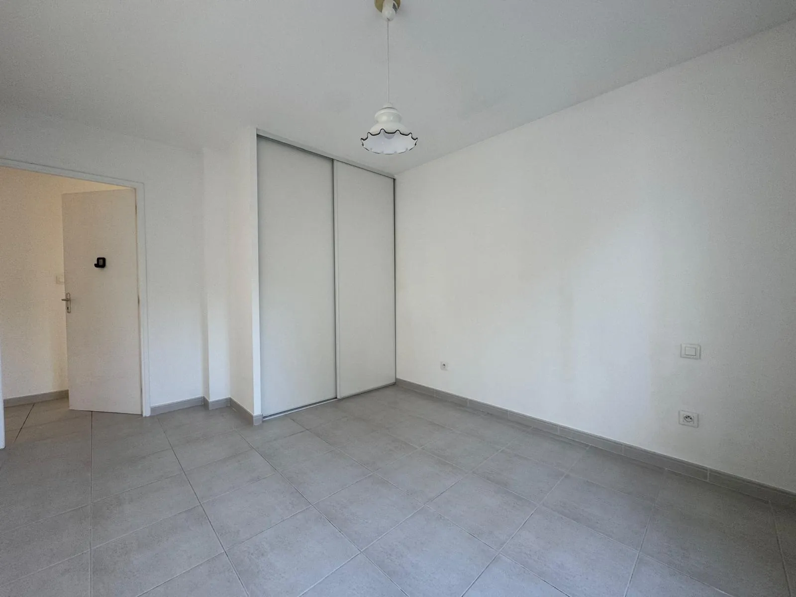 Nîmes Croix de Fer Appartement 92 m² avec Terrasse et Parking, Confort et Sécurité 