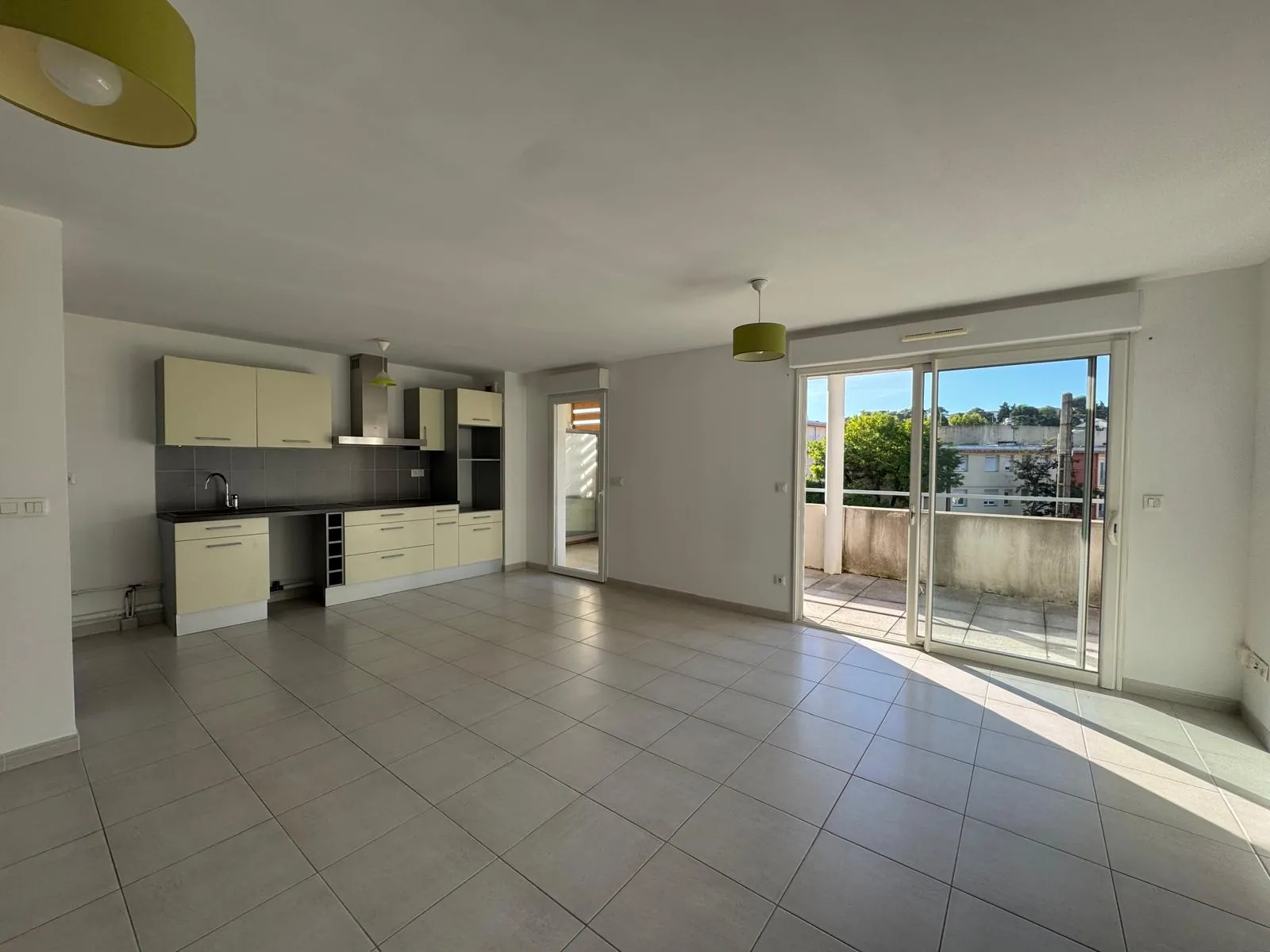 Nîmes Croix de Fer Appartement 92 m² avec Terrasse et Parking, Confort et Sécurité 
