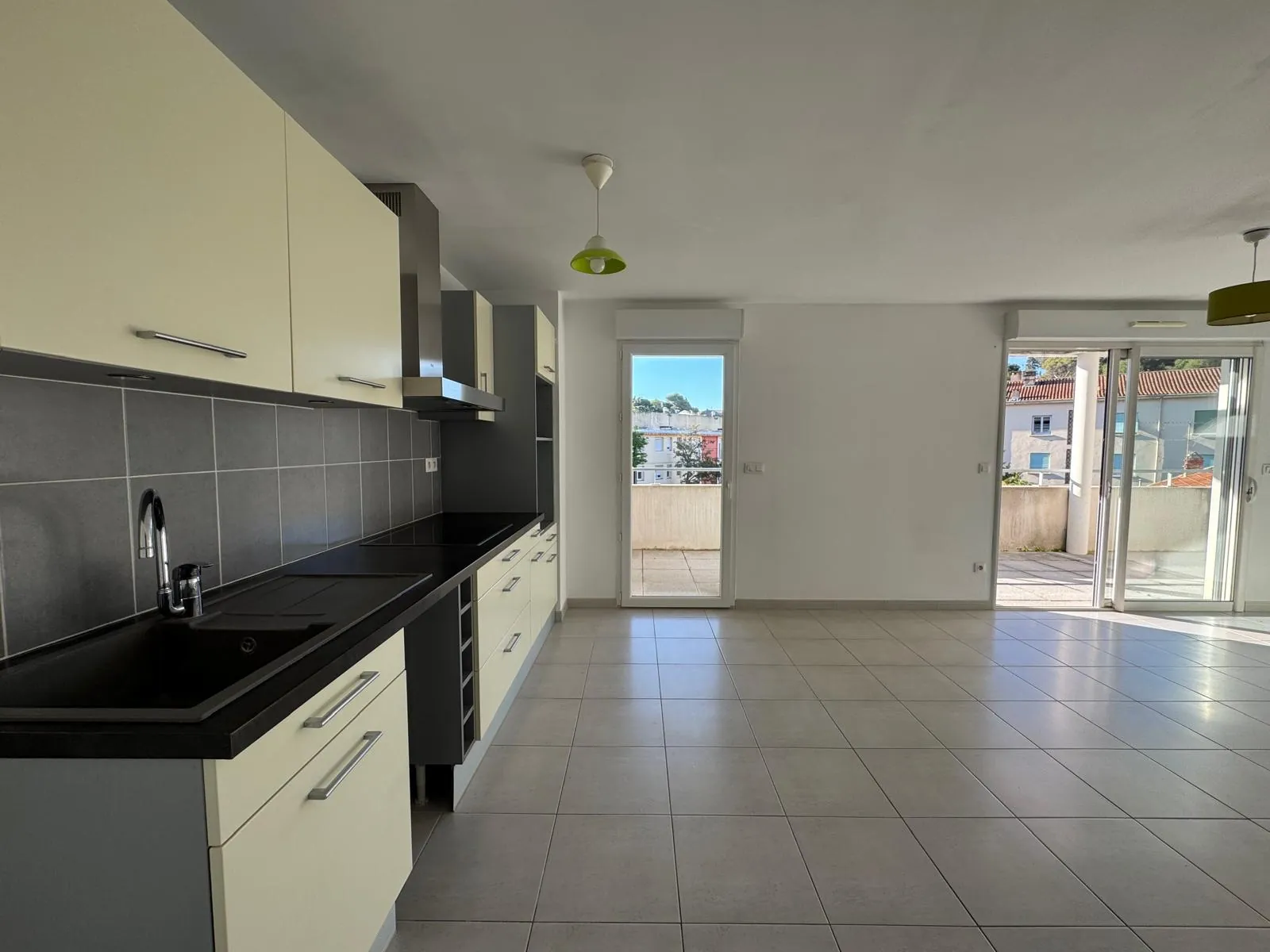 Nîmes Croix de Fer Appartement 92 m² avec Terrasse et Parking, Confort et Sécurité 