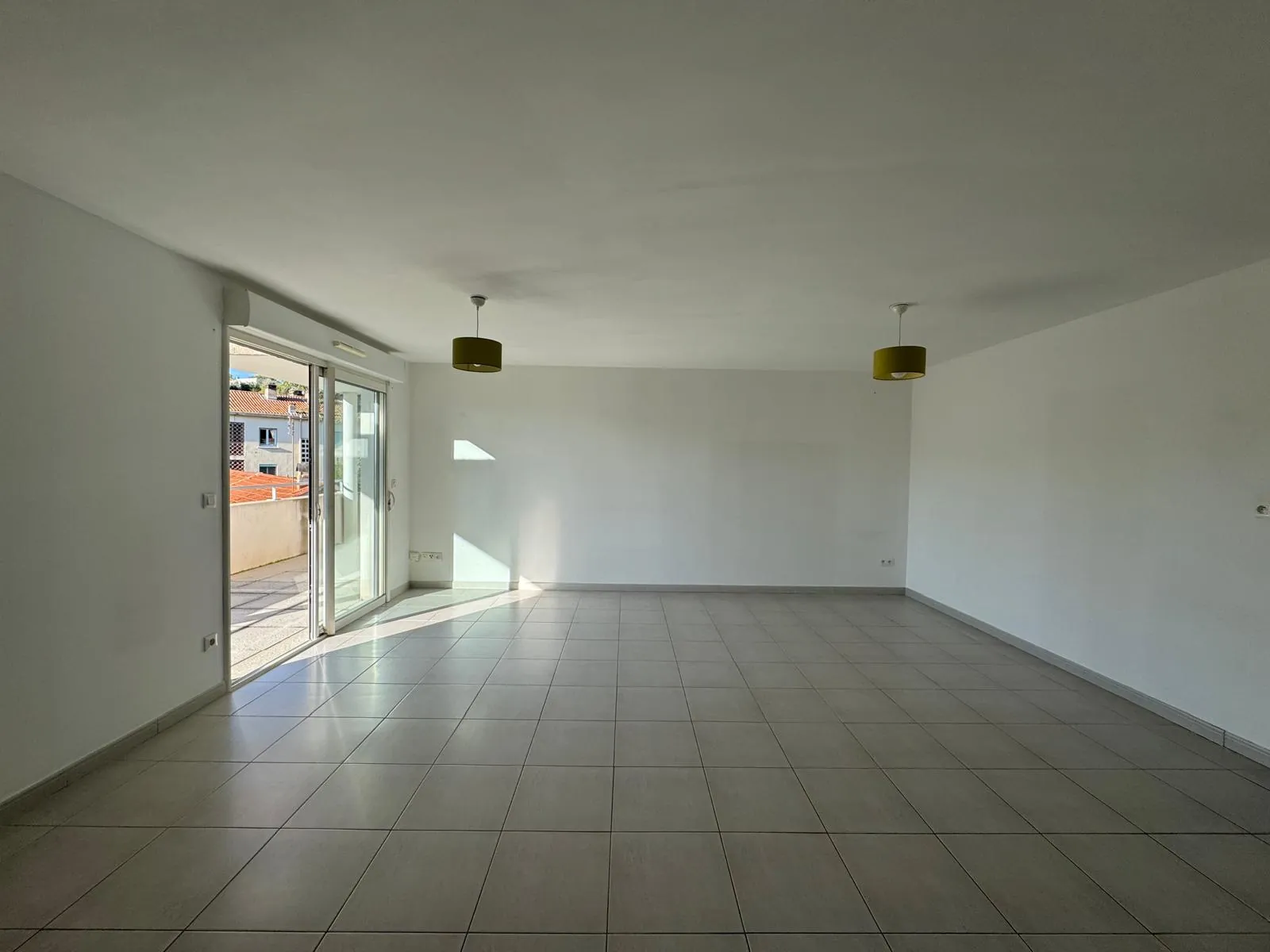 Nîmes Croix de Fer Appartement 92 m² avec Terrasse et Parking, Confort et Sécurité 