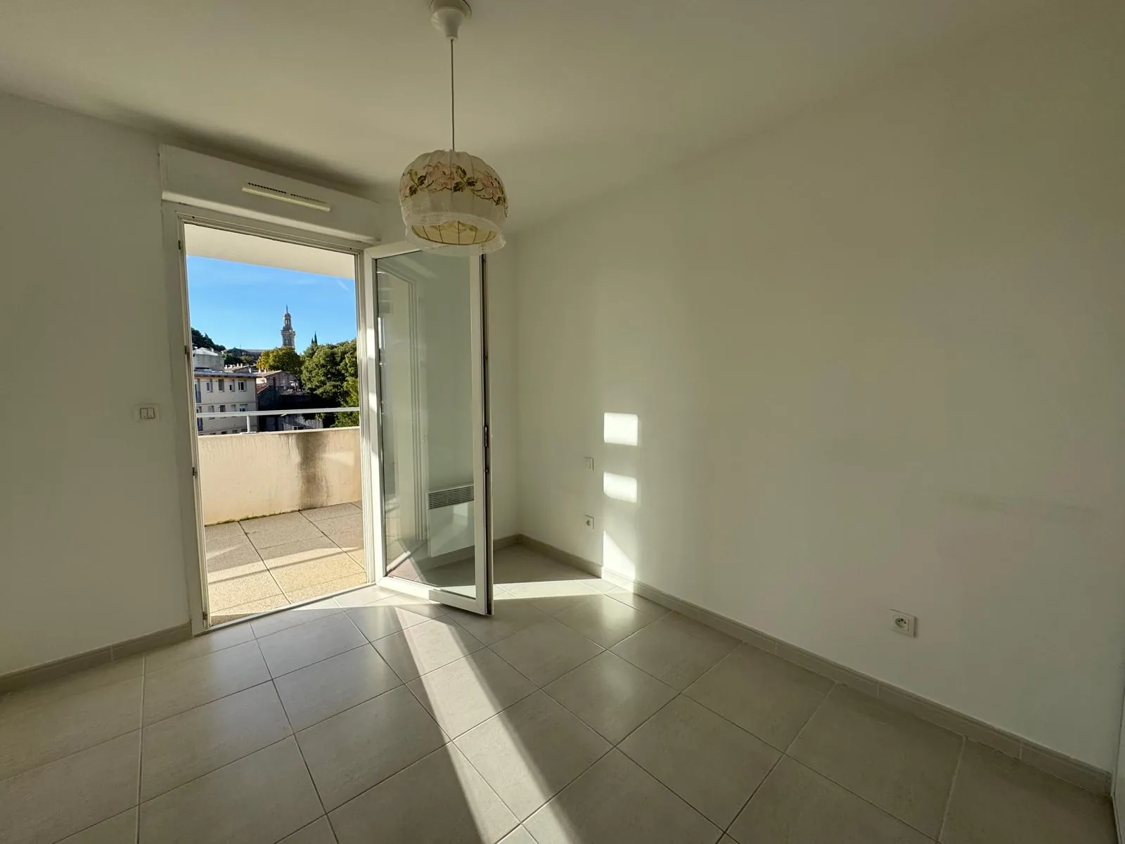 Nîmes Croix de Fer Appartement 92 m² avec Terrasse et Parking, Confort et Sécurité 