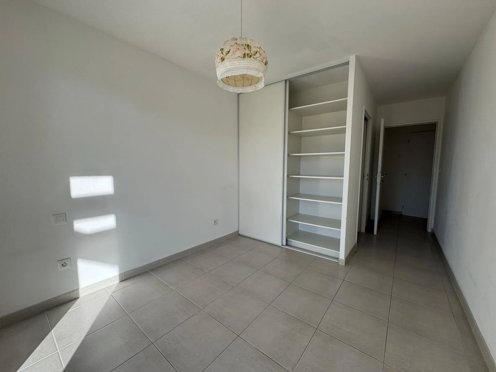 Nîmes Croix de Fer Appartement 92 m² avec Terrasse et Parking, Confort et Sécurité 