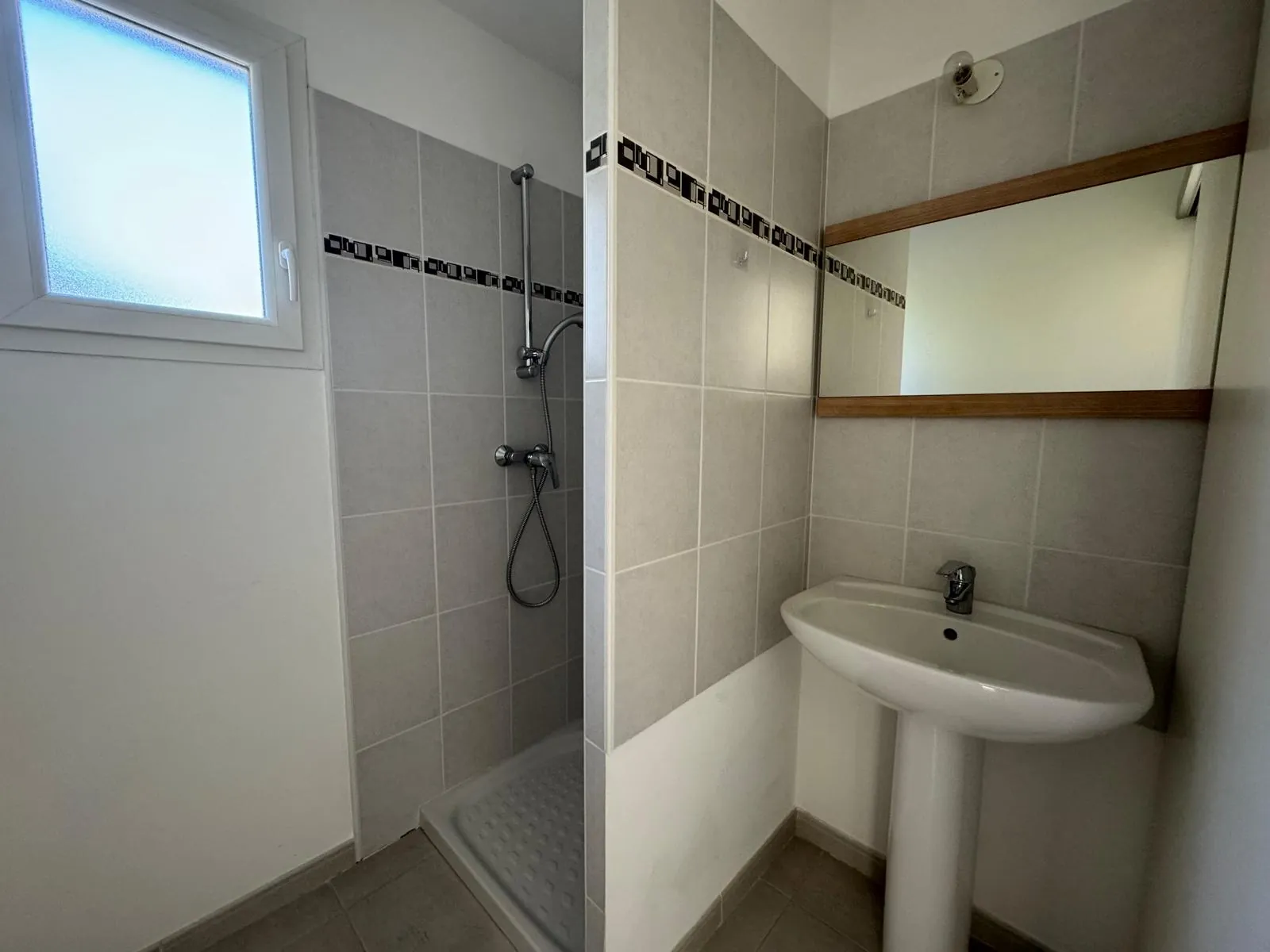 Nîmes Croix de Fer Appartement 92 m² avec Terrasse et Parking, Confort et Sécurité 