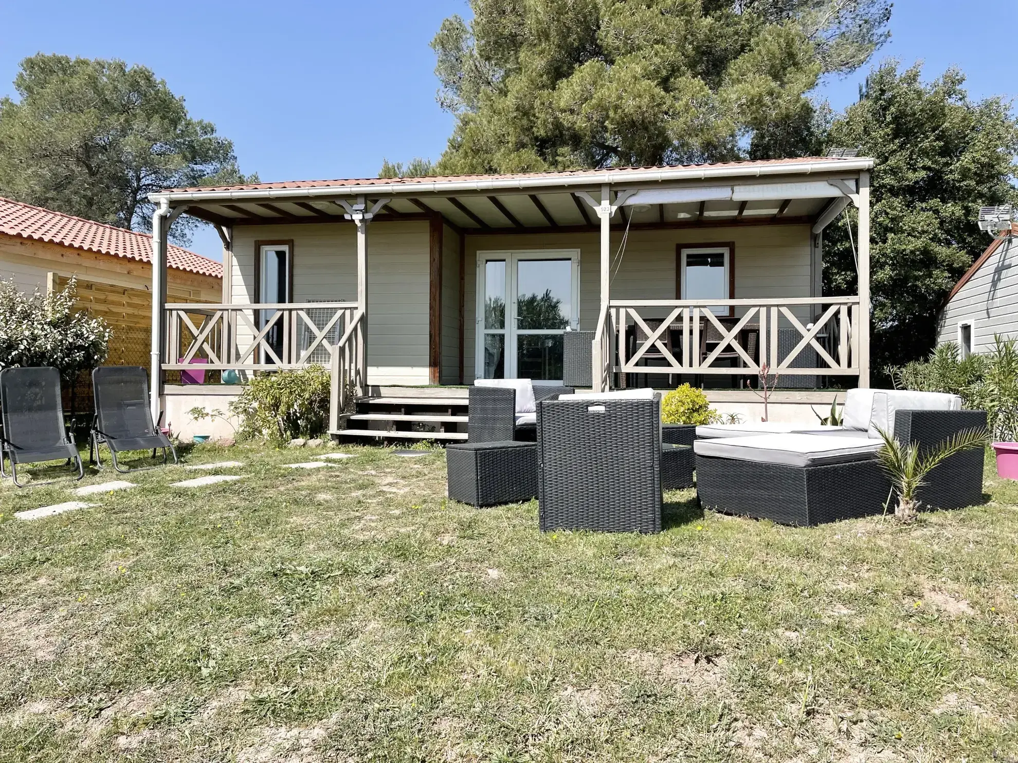 Chalet en parc de loisirs à Puget-sur-Argens avec piscine et équipement complet