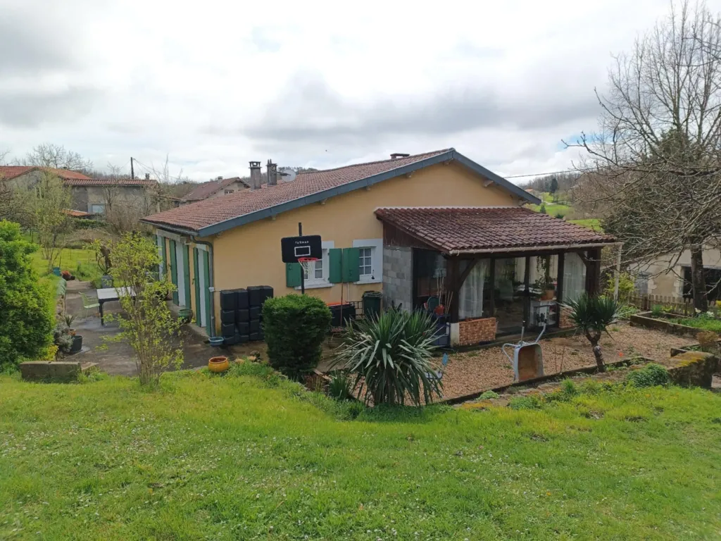 Maison 135 m² avec 4 chambres, terrain 5300 m² et piscine à rénover en Dordogne