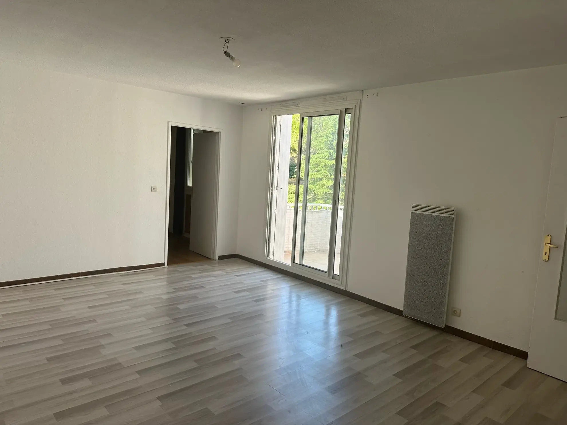 Appartement T5 de 91 m² à Lodève avec terrasse et parking - Bon État 