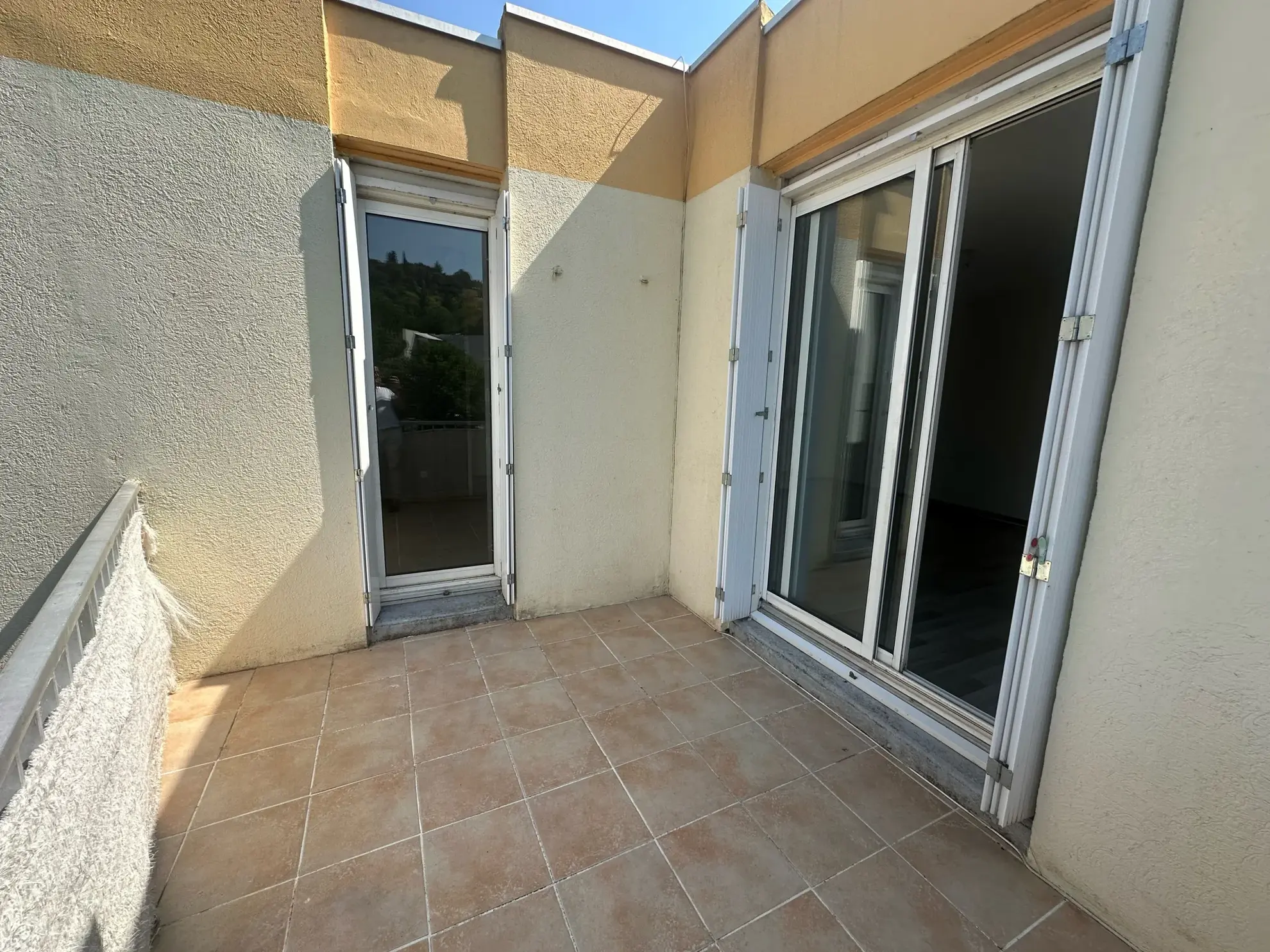 Appartement T5 de 91 m² à Lodève avec terrasse et parking - Bon État 