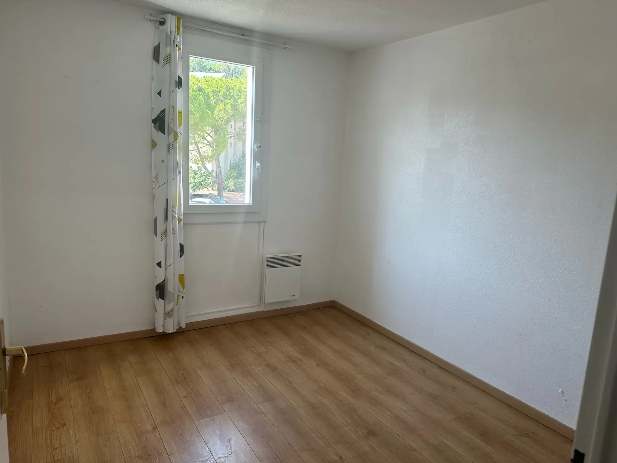 Appartement T5 de 91 m² à Lodève avec terrasse et parking - Bon État 