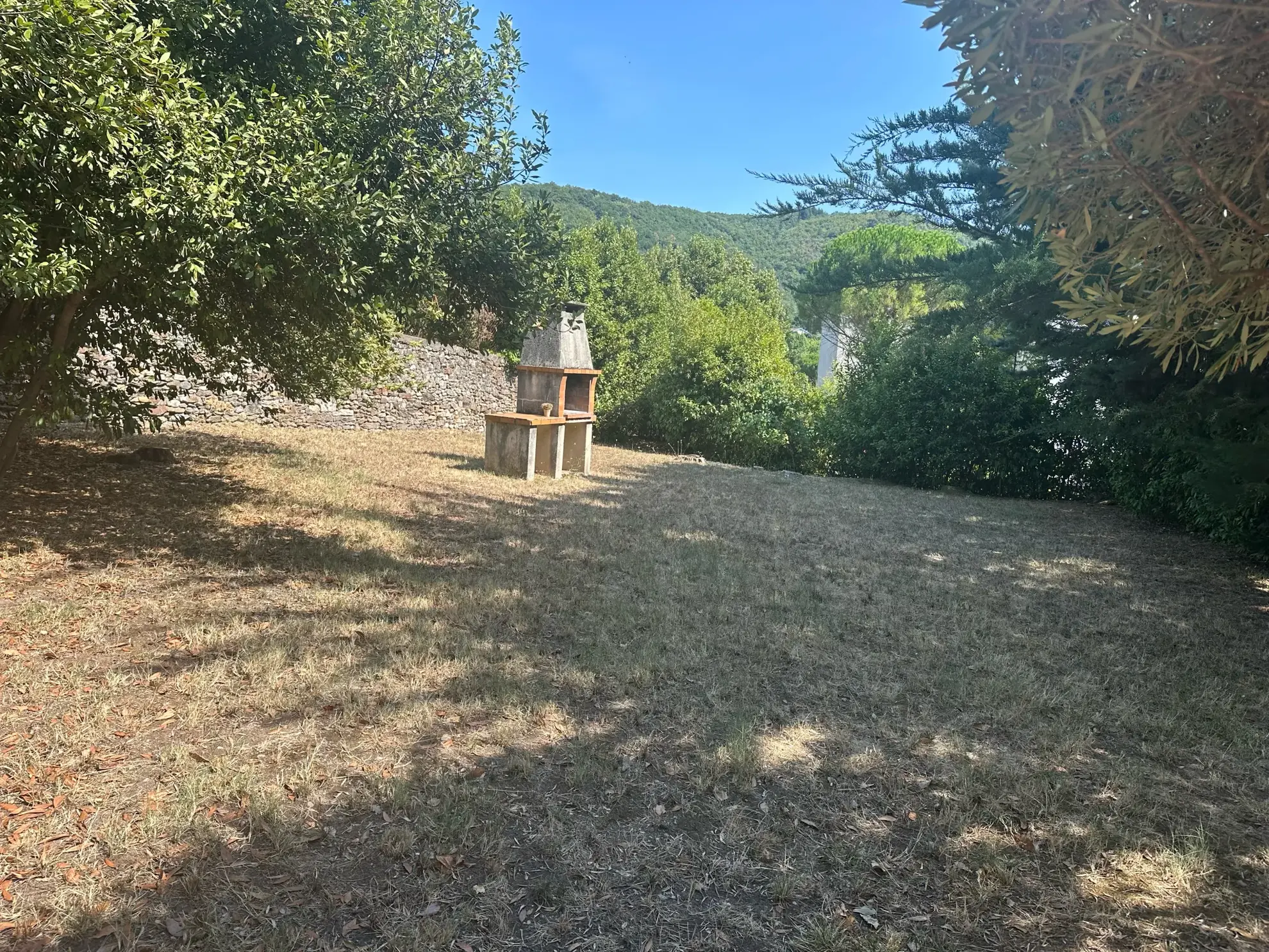 Appartement T5 de 91 m² à Lodève avec terrasse et parking - Bon État 
