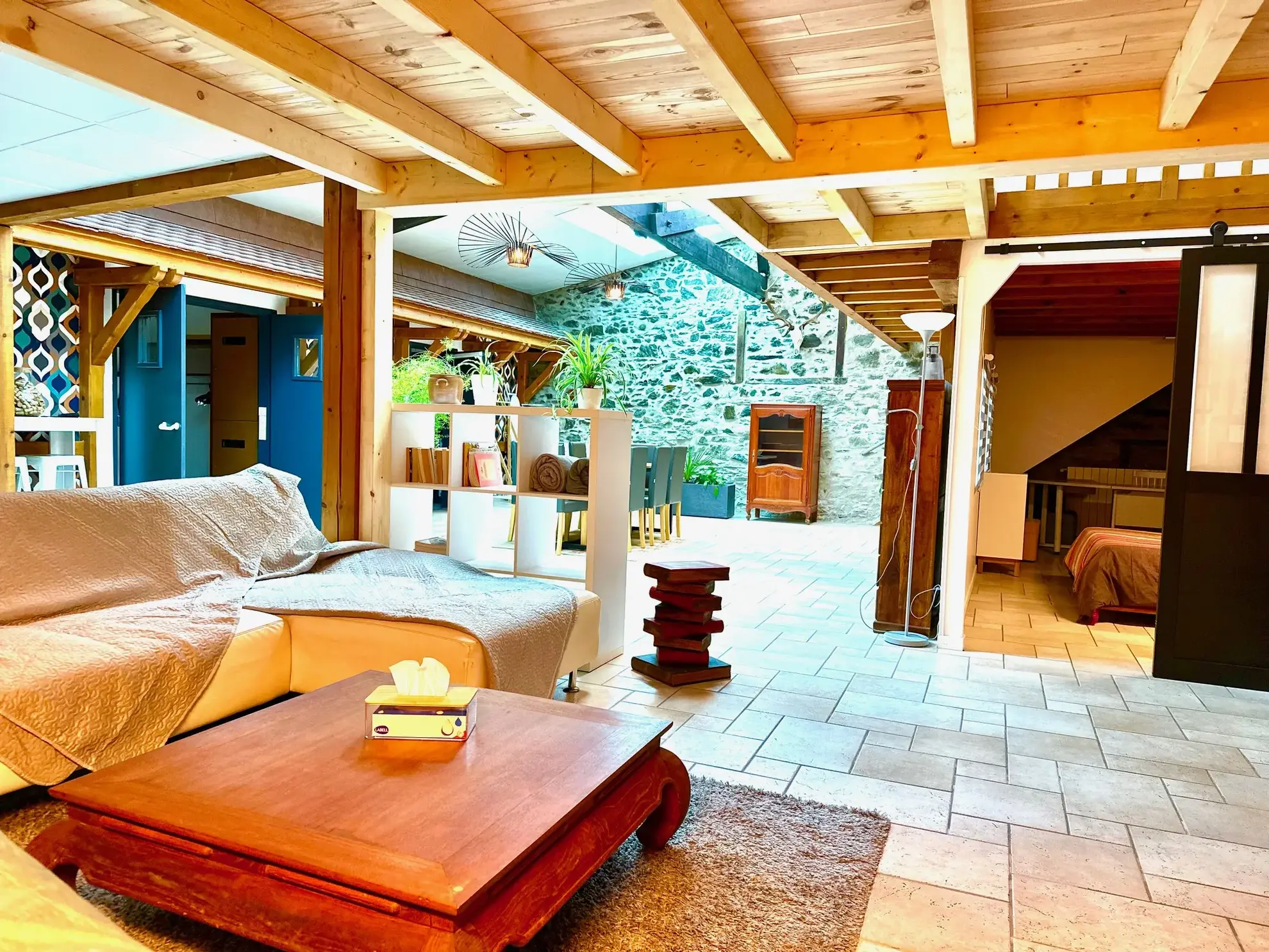 Magnifique loft rénové avec espace commercial indépendant à Lourdes 