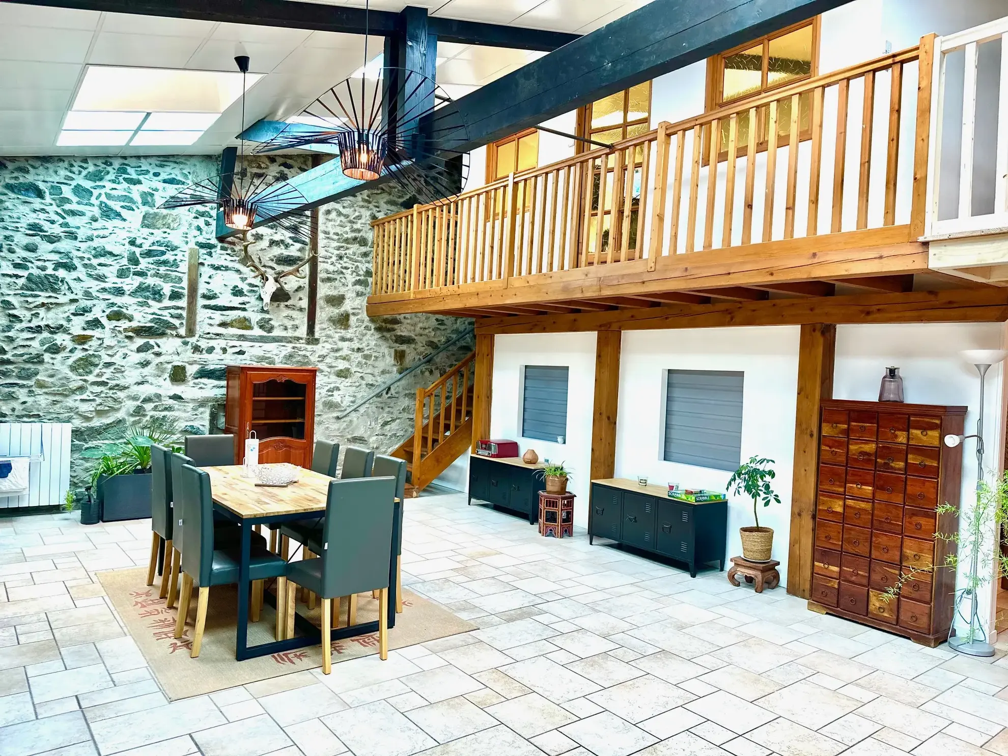 Magnifique loft rénové avec espace commercial indépendant à Lourdes 