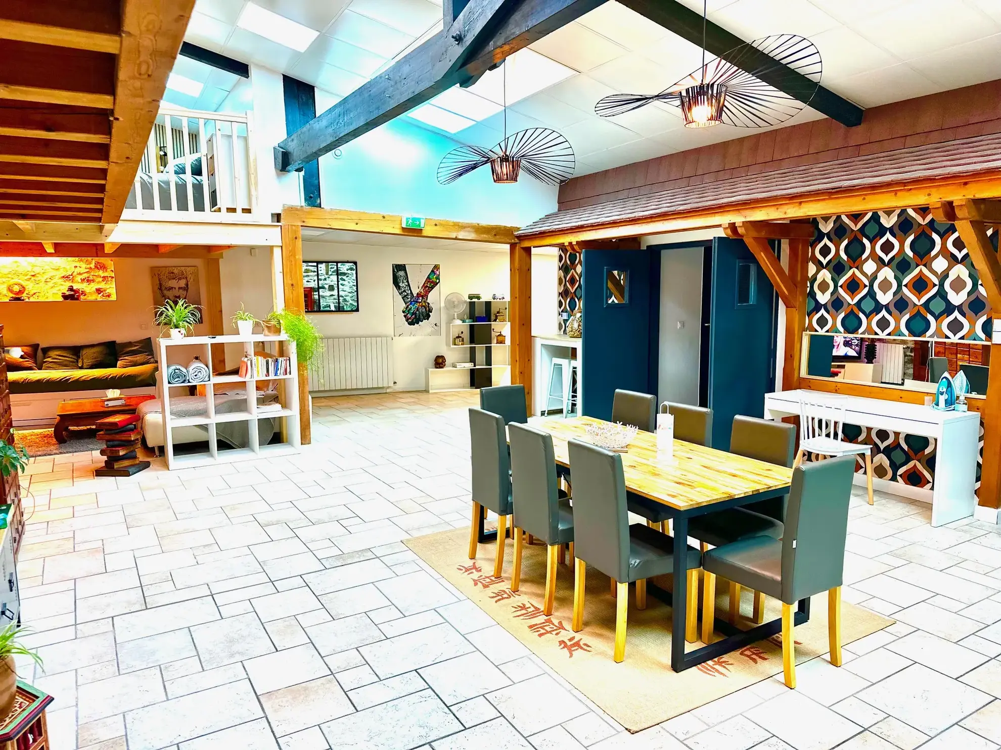 Magnifique loft rénové avec espace commercial indépendant à Lourdes 