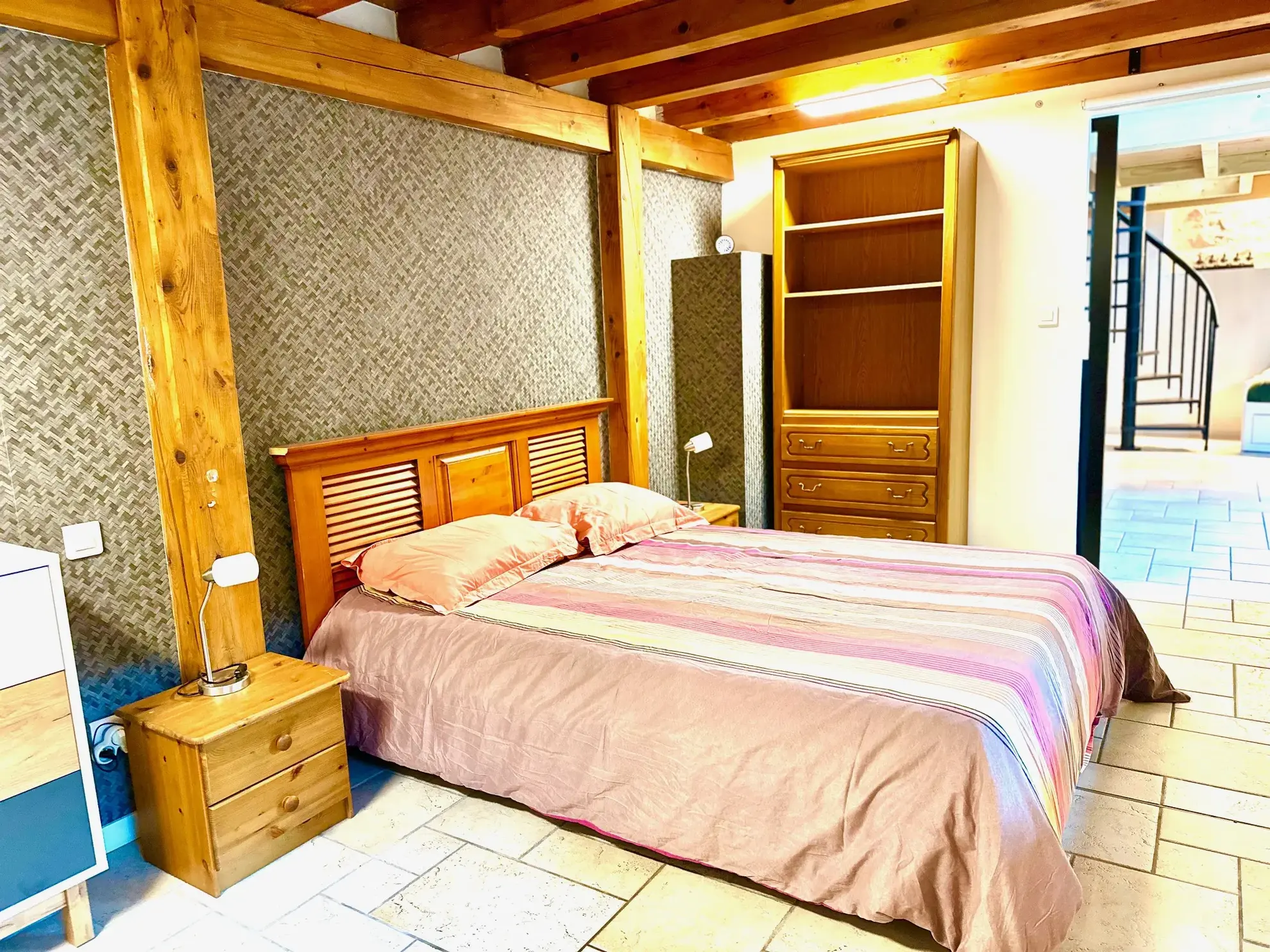 Magnifique loft rénové avec espace commercial indépendant à Lourdes 