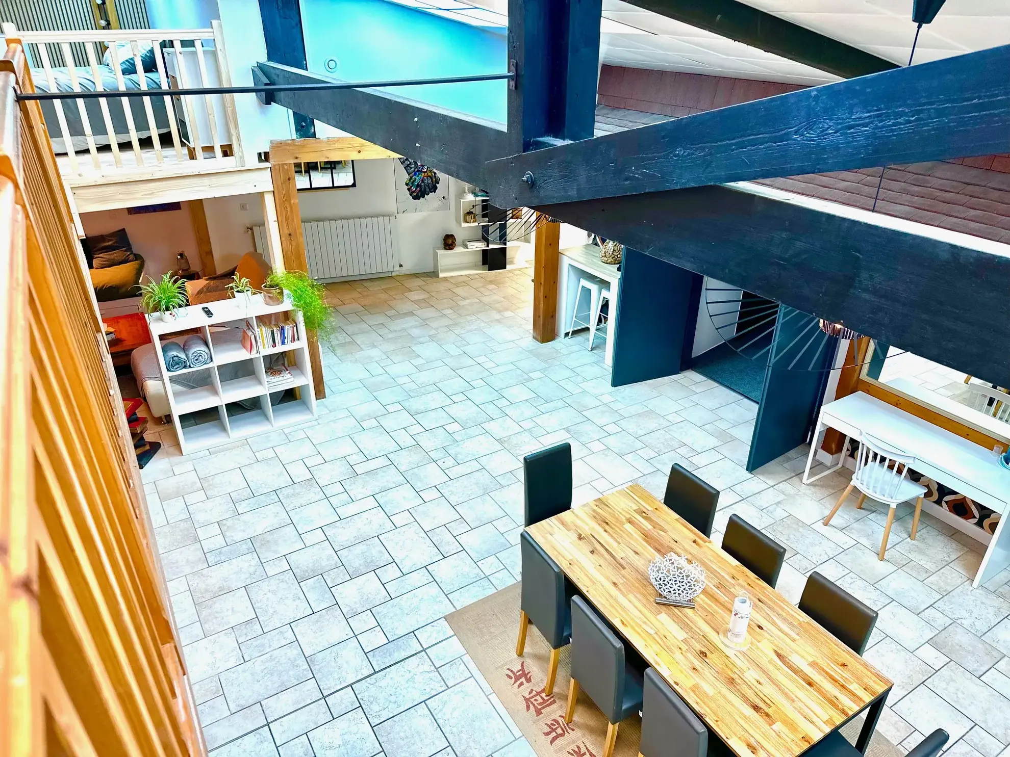 Magnifique loft rénové avec espace commercial indépendant à Lourdes 