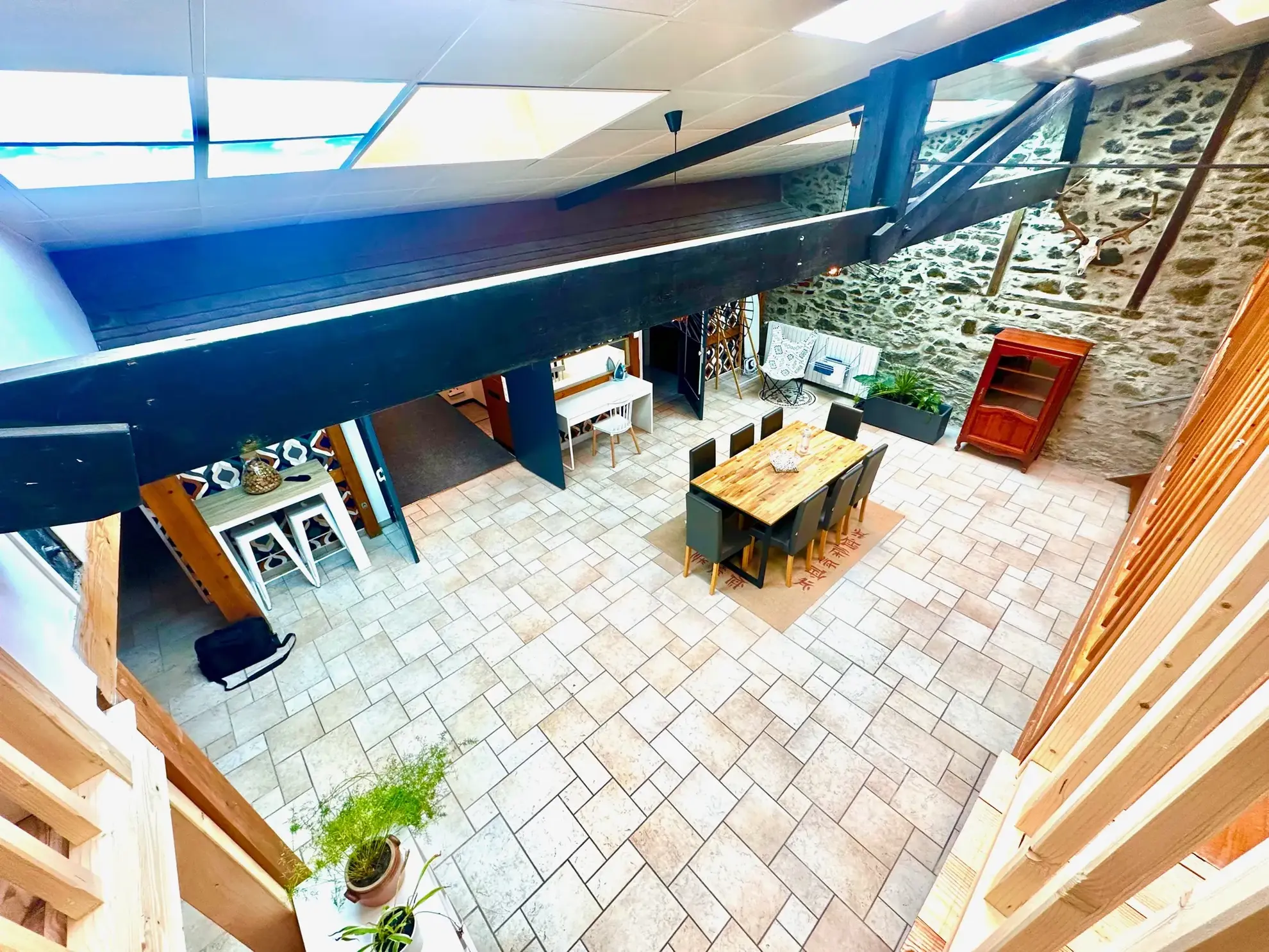 Magnifique loft rénové avec espace commercial indépendant à Lourdes 