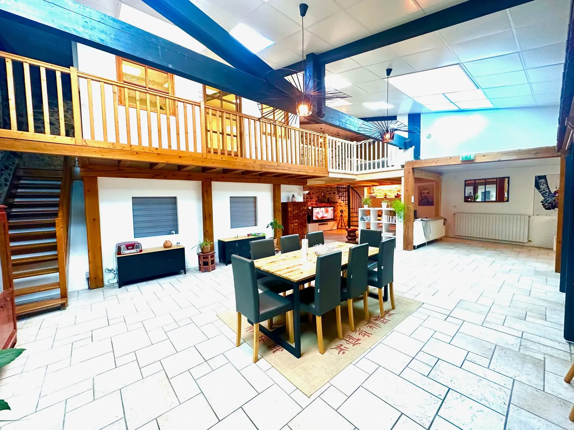 Magnifique loft rénové avec espace commercial indépendant à Lourdes 