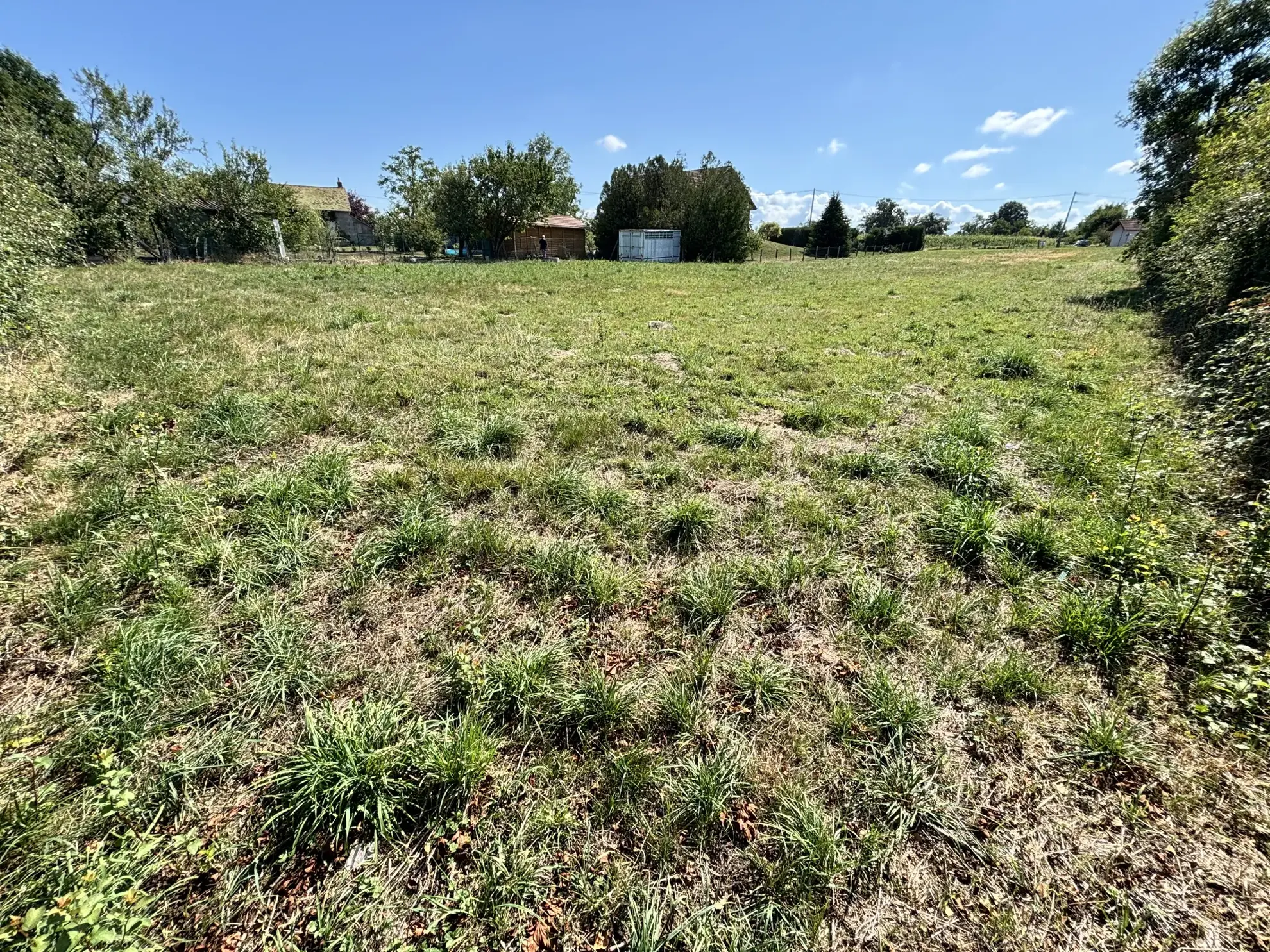 Terrain constructible de 2052 m² à Saint Gérand le Puy 