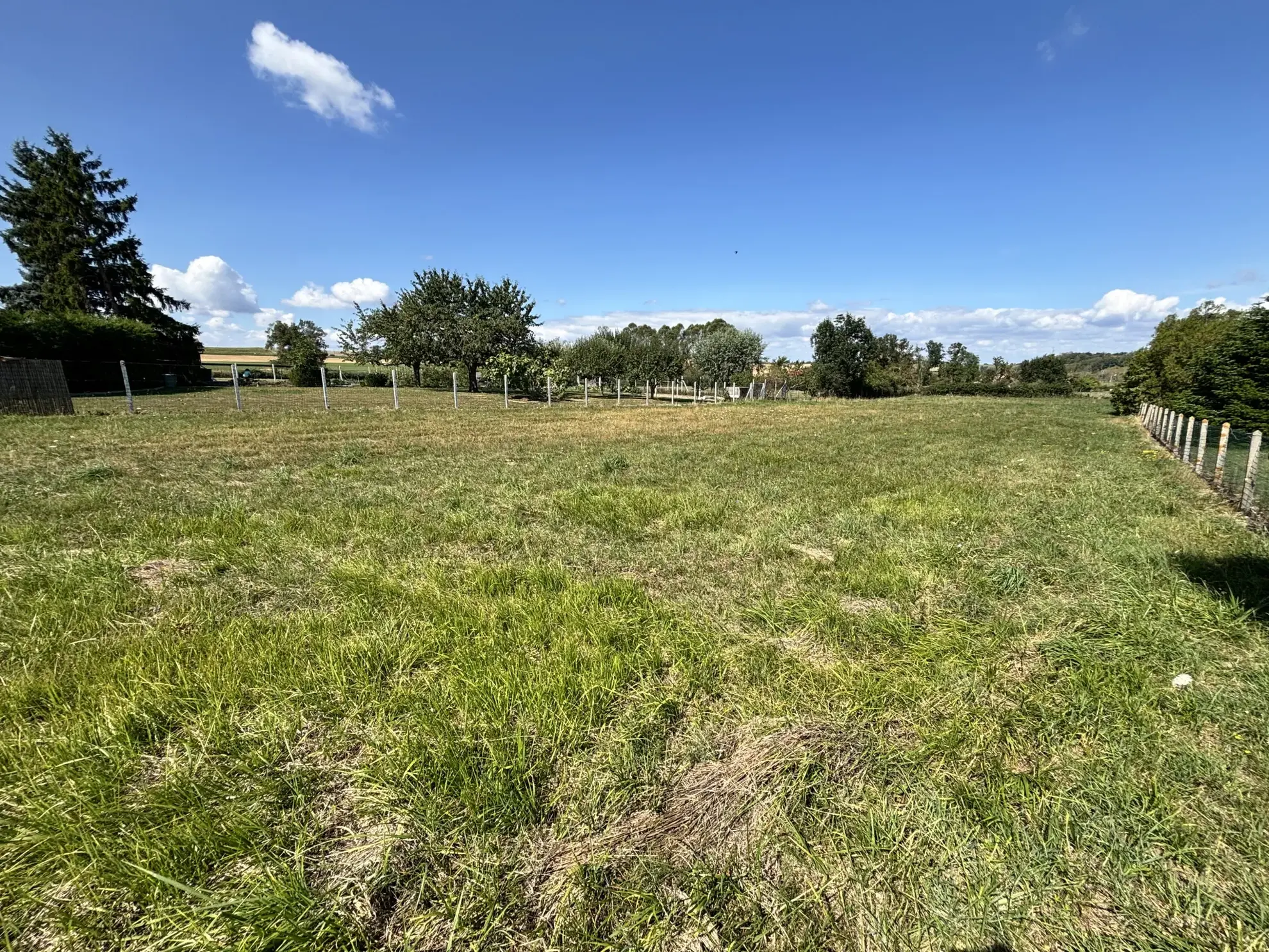 Terrain constructible de 2052 m² à Saint Gérand le Puy 