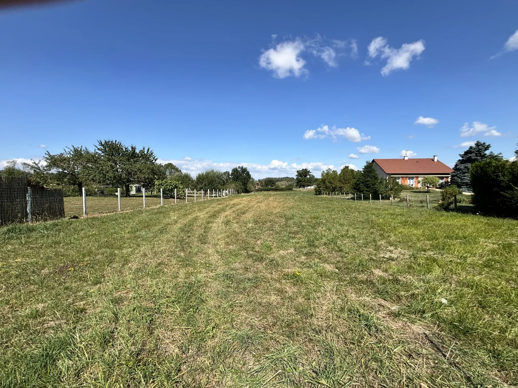 Terrain constructible de 2052 m² à Saint Gérand le Puy