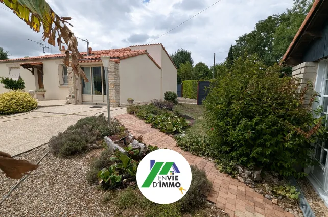 Maison individuelle de plain-pied à Sansais avec jardin et annexes