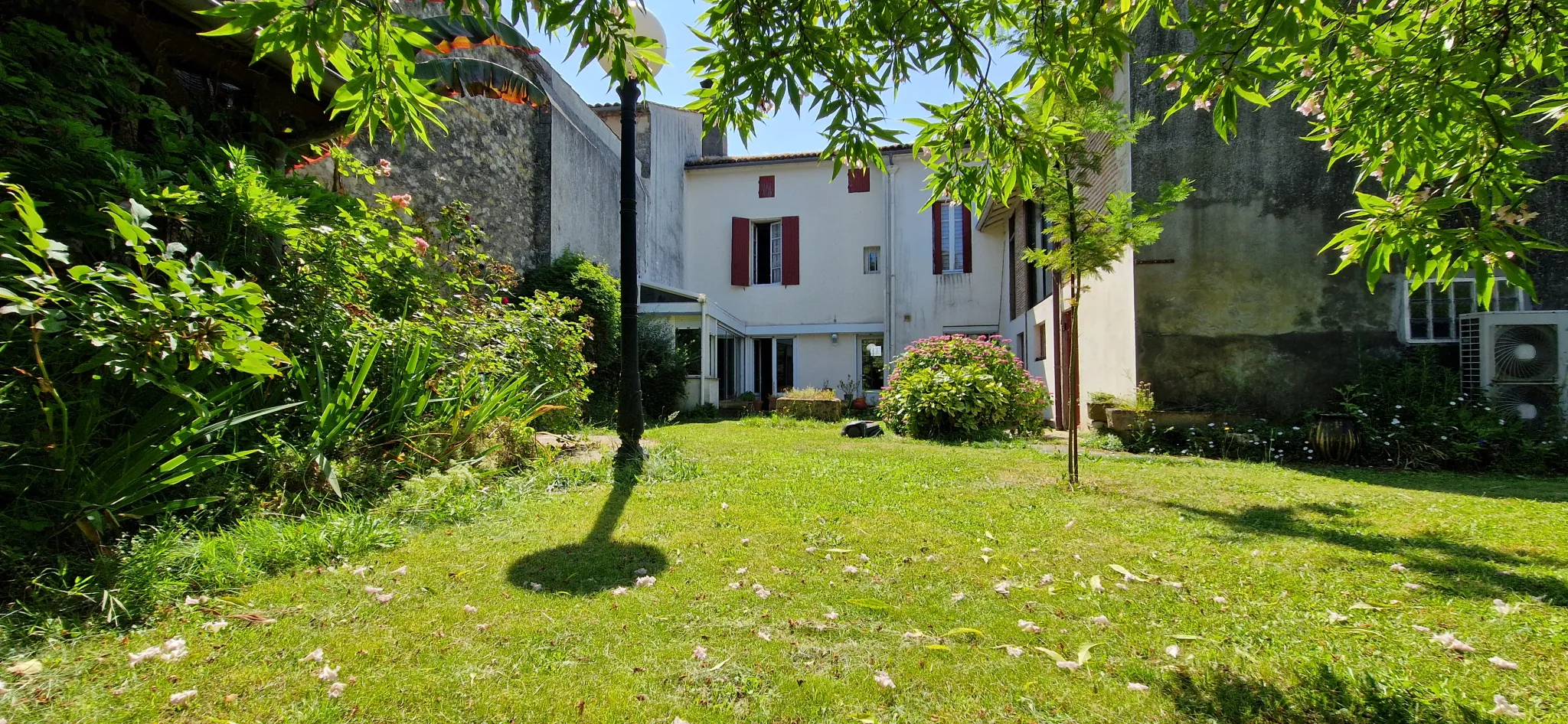 Maison familiale en pierre avec jardin à Bazas, 5 chambres, garage et potentiel d'extension