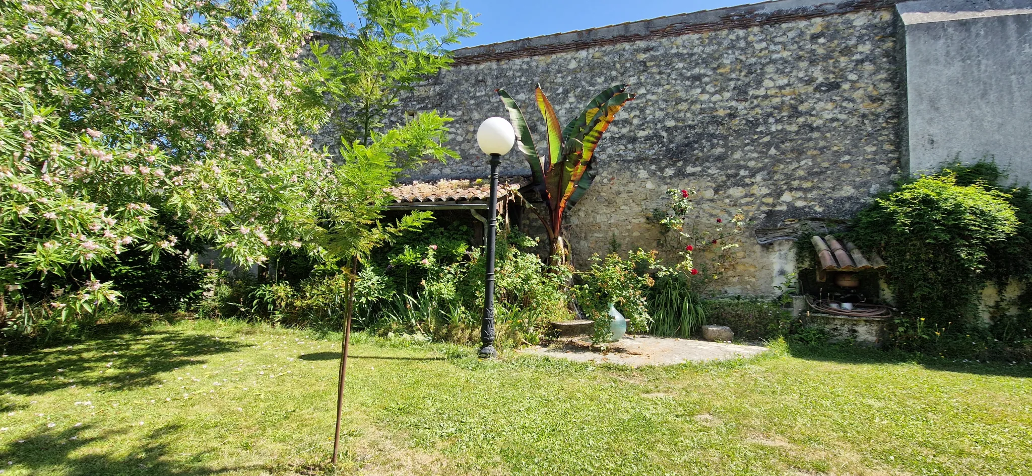 Maison familiale en pierre avec jardin à Bazas, 5 chambres, garage et potentiel d'extension 