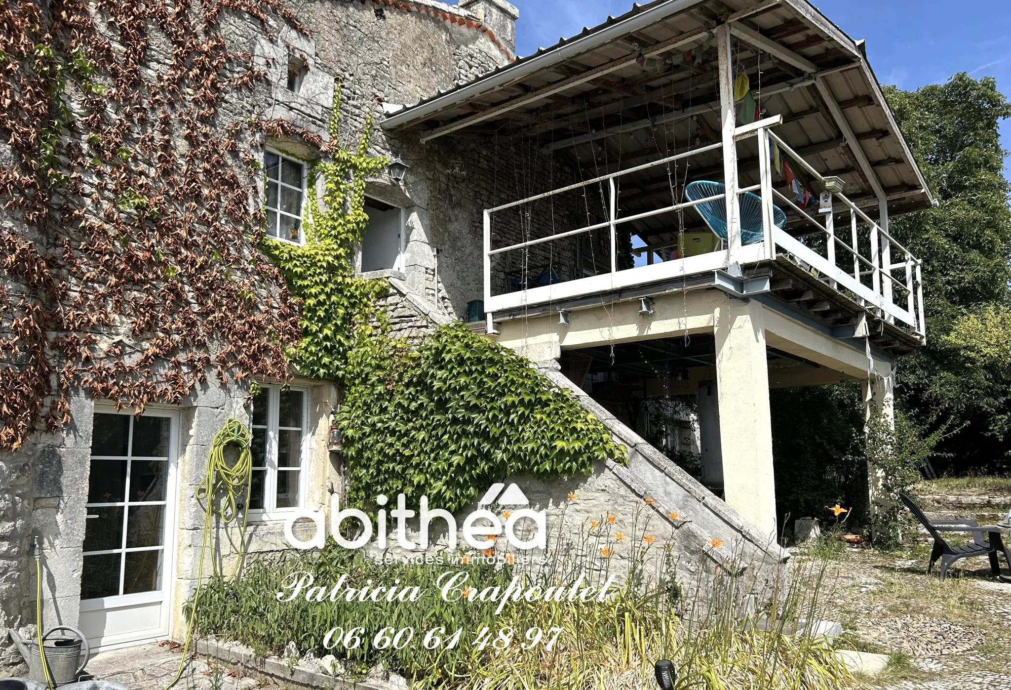 Charmante maison en pierre de 154 m² à Brie avec grand jardin et volumes spacieux