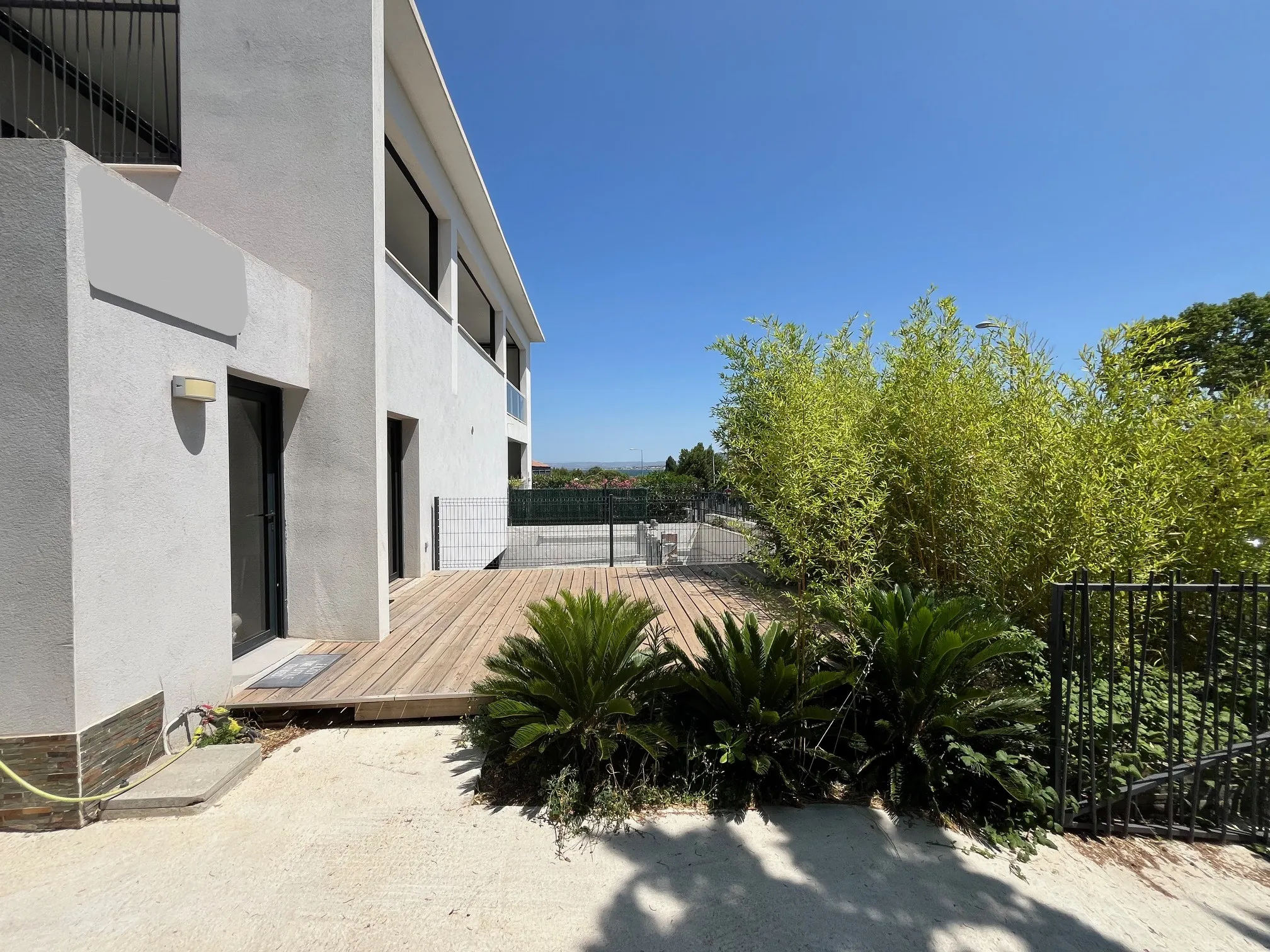 Bureau lumineux de 52 m² avec jardin privatif en centre-ville de Martigues
