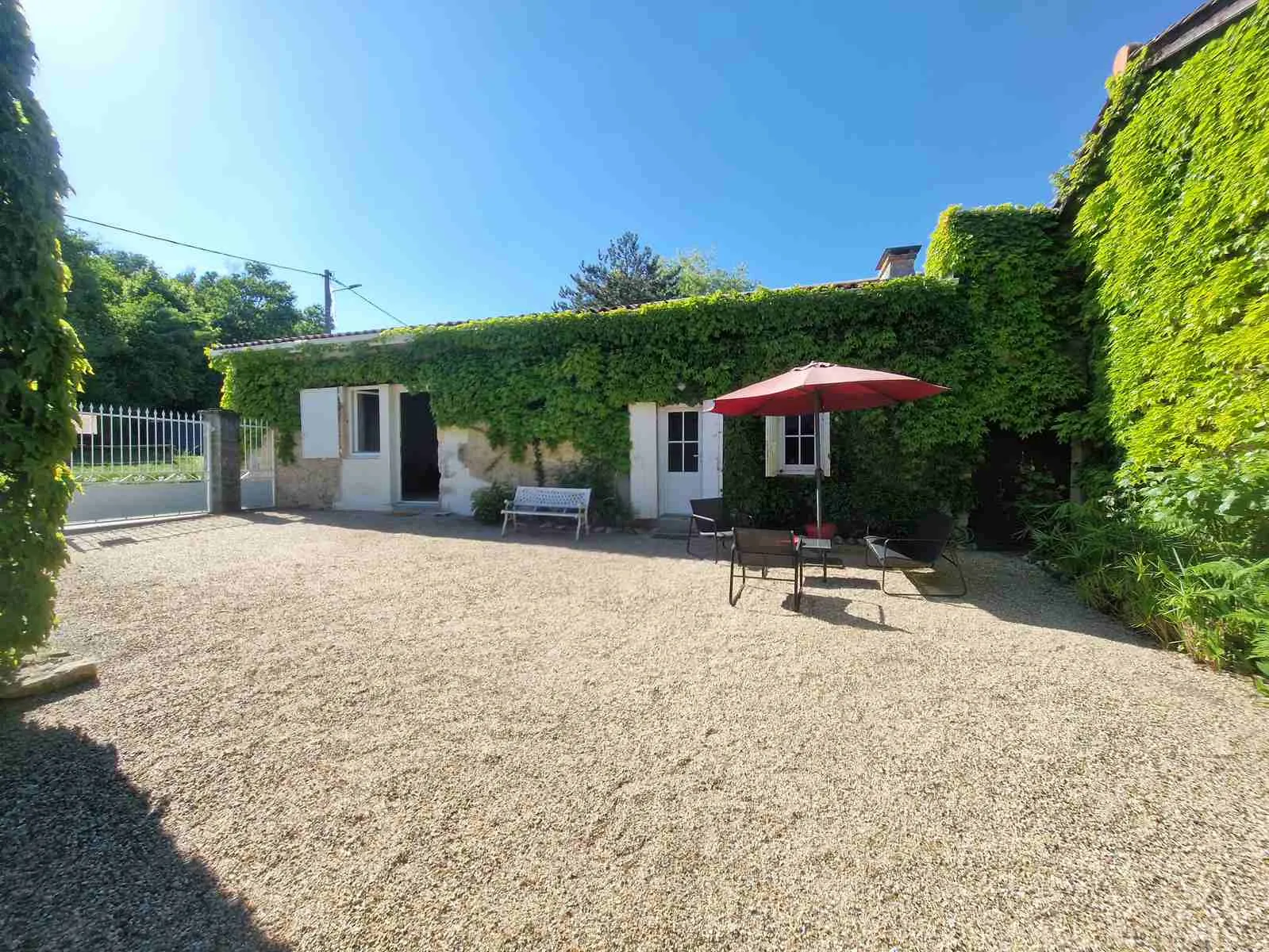 Ensemble immobilier à Generac avec dépendances, terrain arboré et potentiel de rénovation