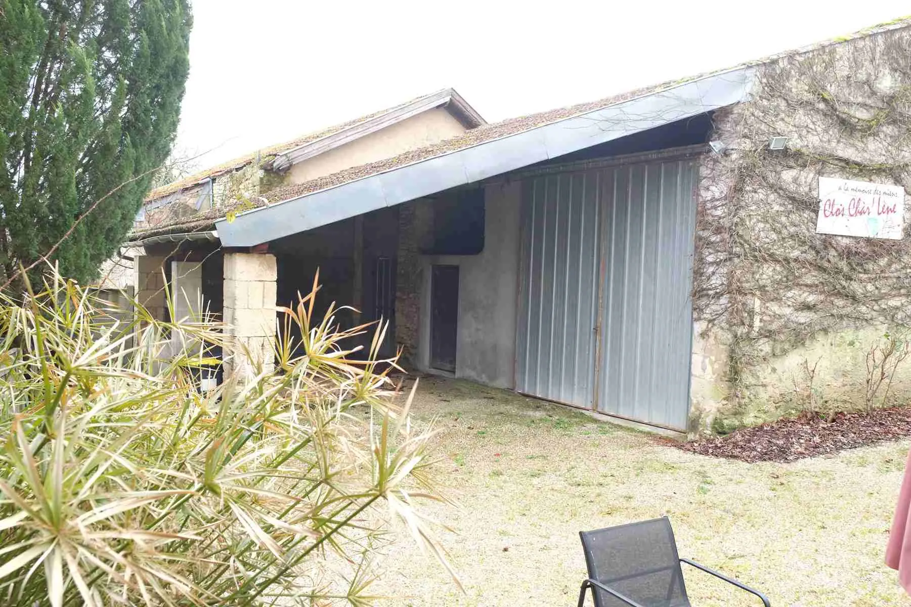 Ensemble immobilier à Generac avec dépendances, terrain arboré et potentiel de rénovation 