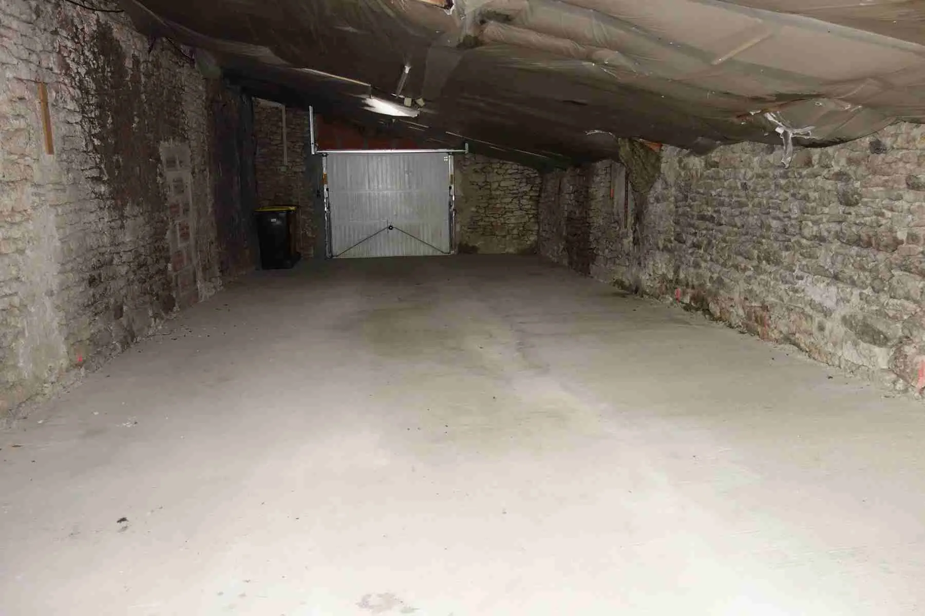 Ensemble immobilier à Generac avec dépendances, terrain arboré et potentiel de rénovation 