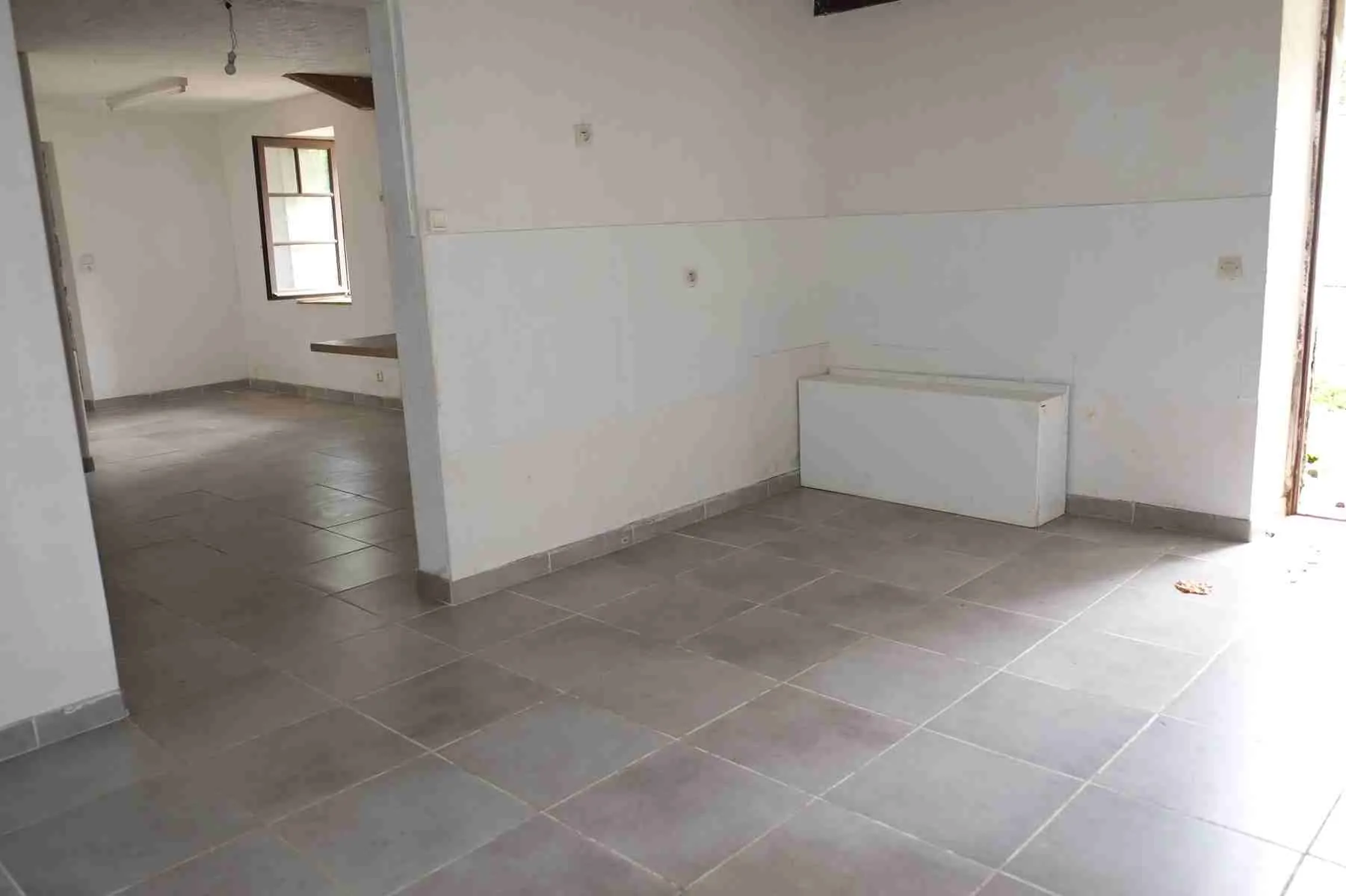 Ensemble immobilier à Generac avec dépendances, terrain arboré et potentiel de rénovation 