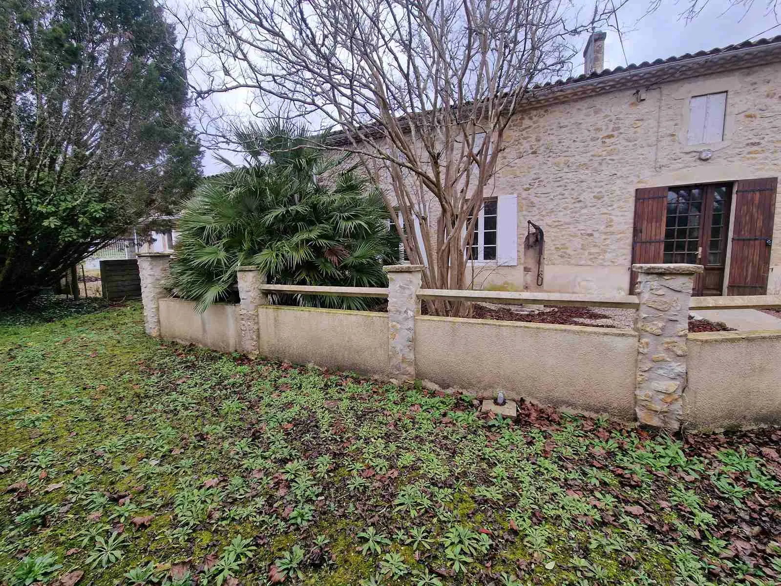 Ensemble immobilier à Generac avec dépendances, terrain arboré et potentiel de rénovation 