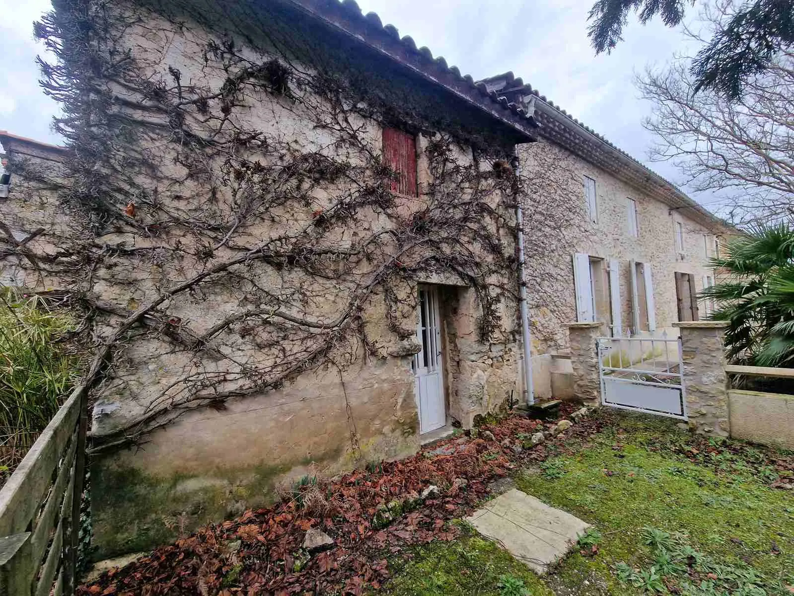 Ensemble immobilier à Generac avec dépendances, terrain arboré et potentiel de rénovation 