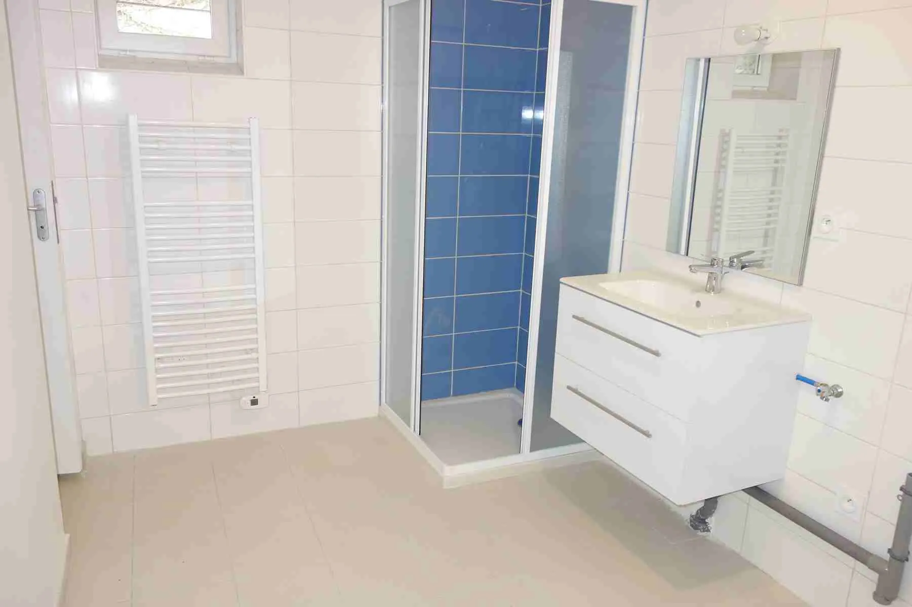 Ensemble immobilier à Generac avec dépendances, terrain arboré et potentiel de rénovation 