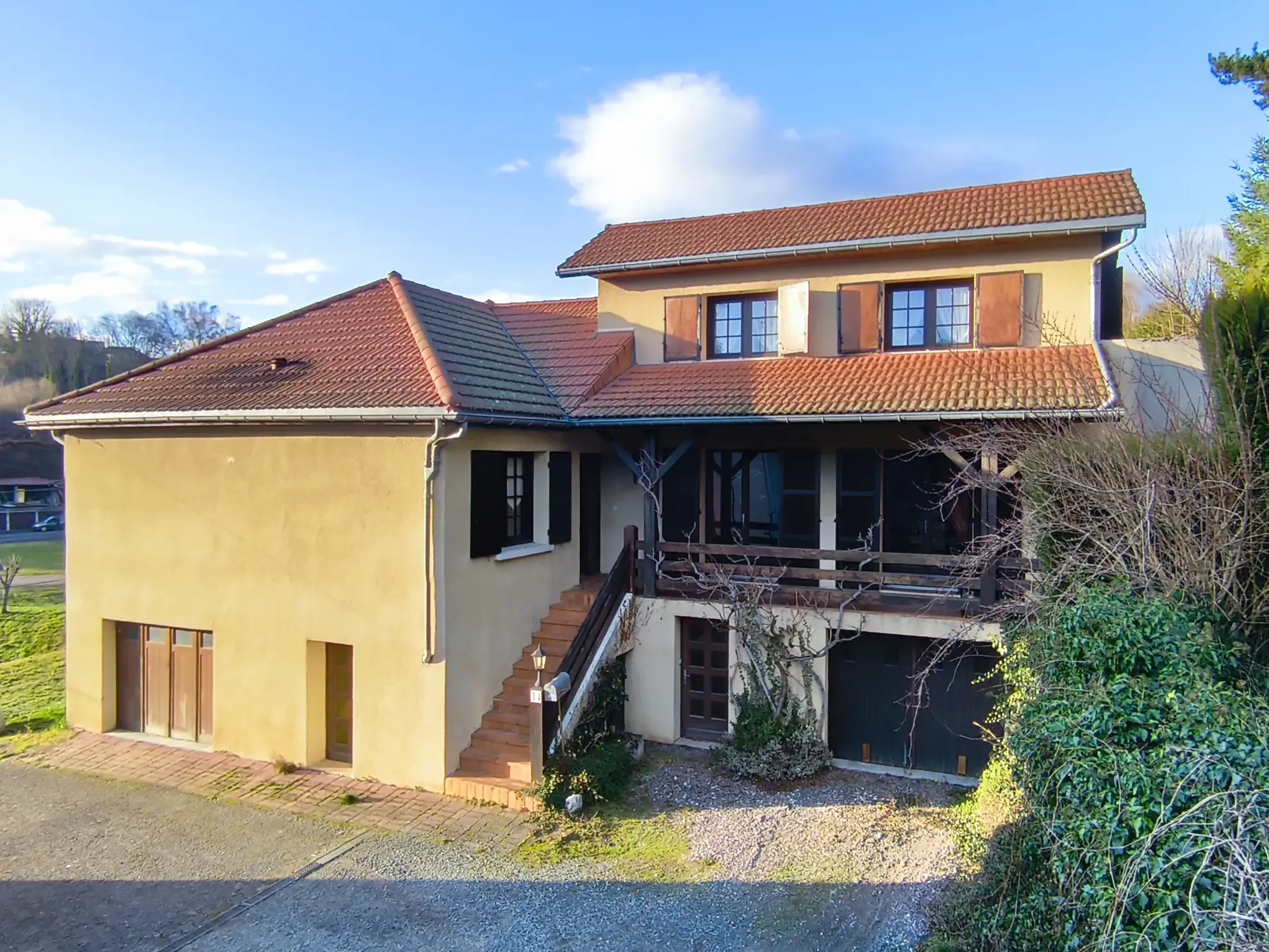 Villa F5 avec 4 chambres, 2 garages et terrain à La Monnerie le Montel