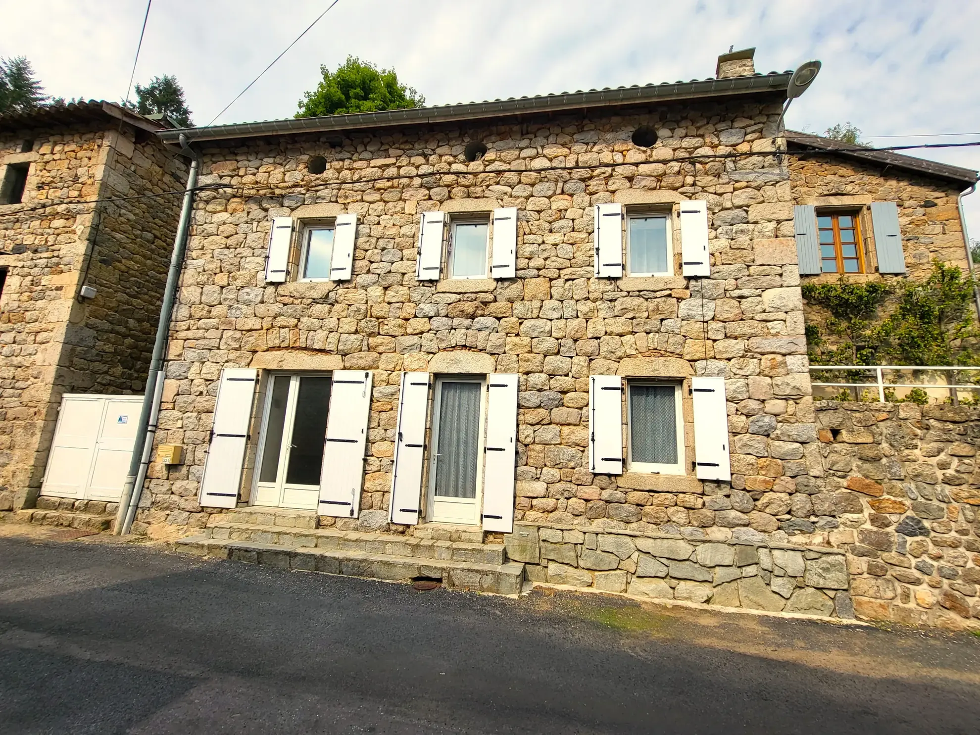 Maison de village en Ardèche avec terrain et vue panoramique à Dornas