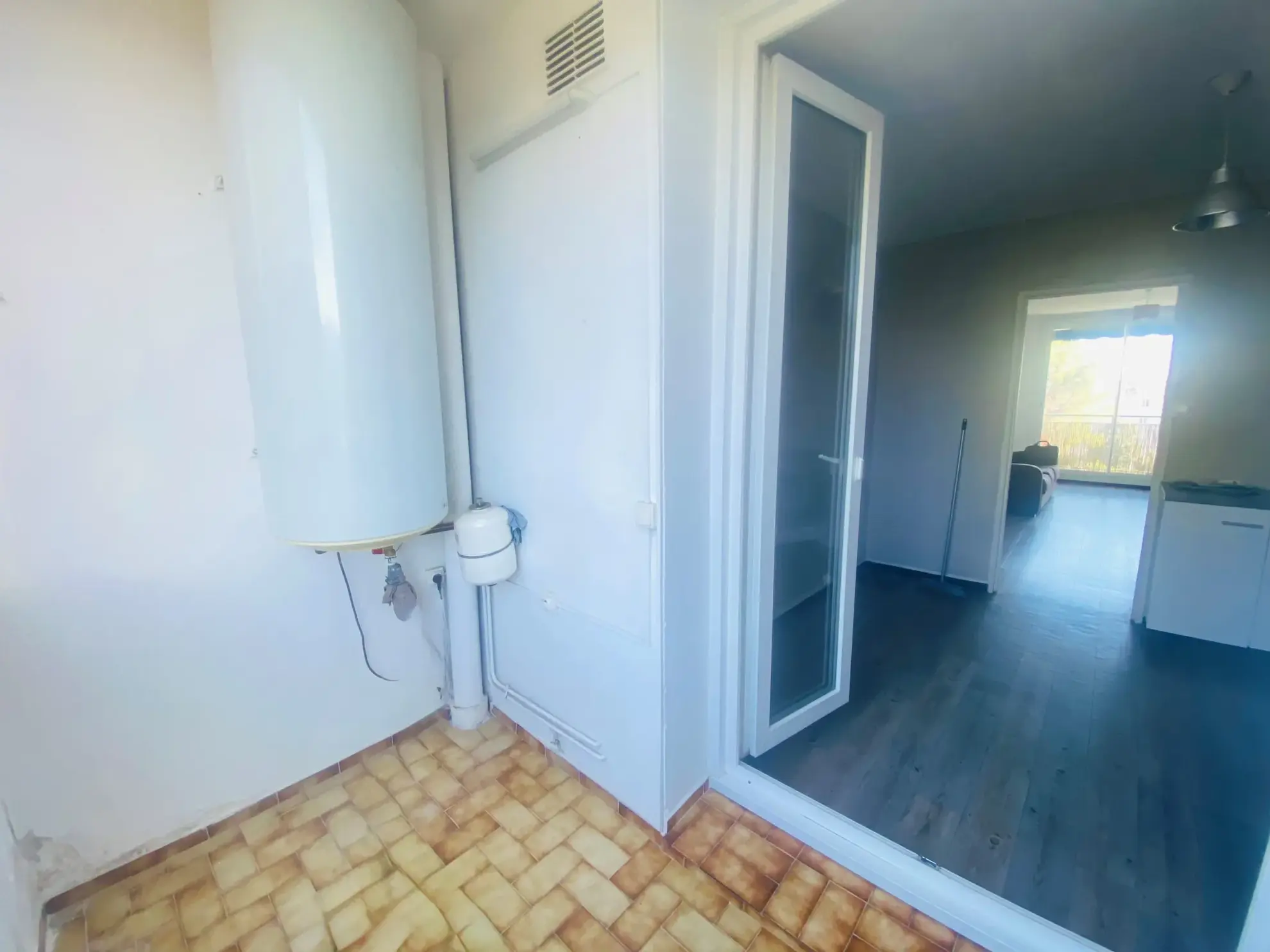 Appartement F3 lumineux avec parking et balcon à Nîmes, secteur Arènes 