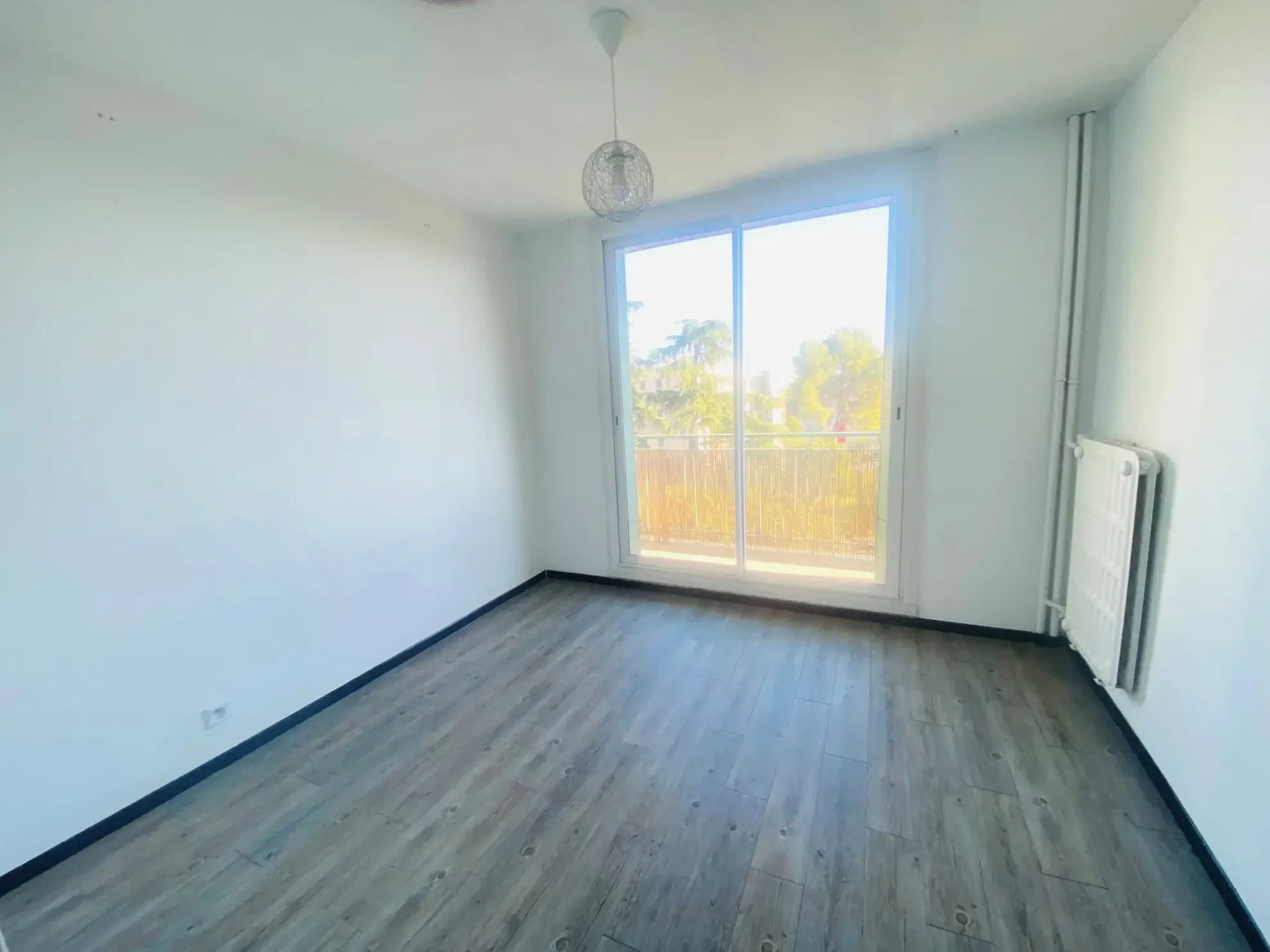 Appartement F3 lumineux avec parking et balcon à Nîmes, secteur Arènes 