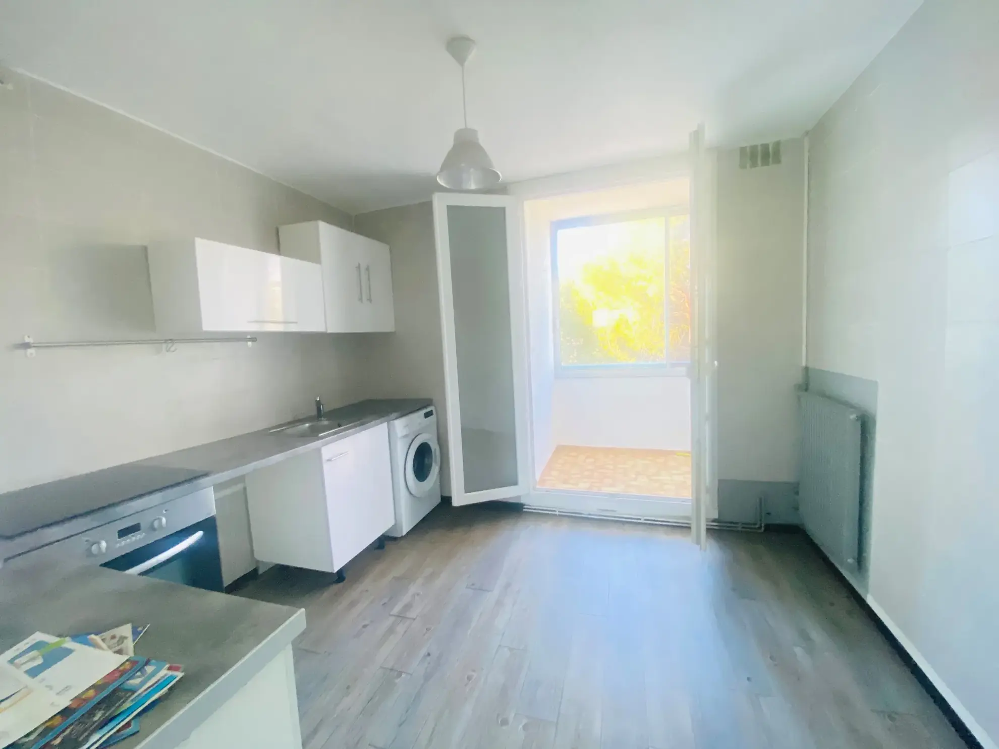 Appartement F3 lumineux avec parking et balcon à Nîmes, secteur Arènes 